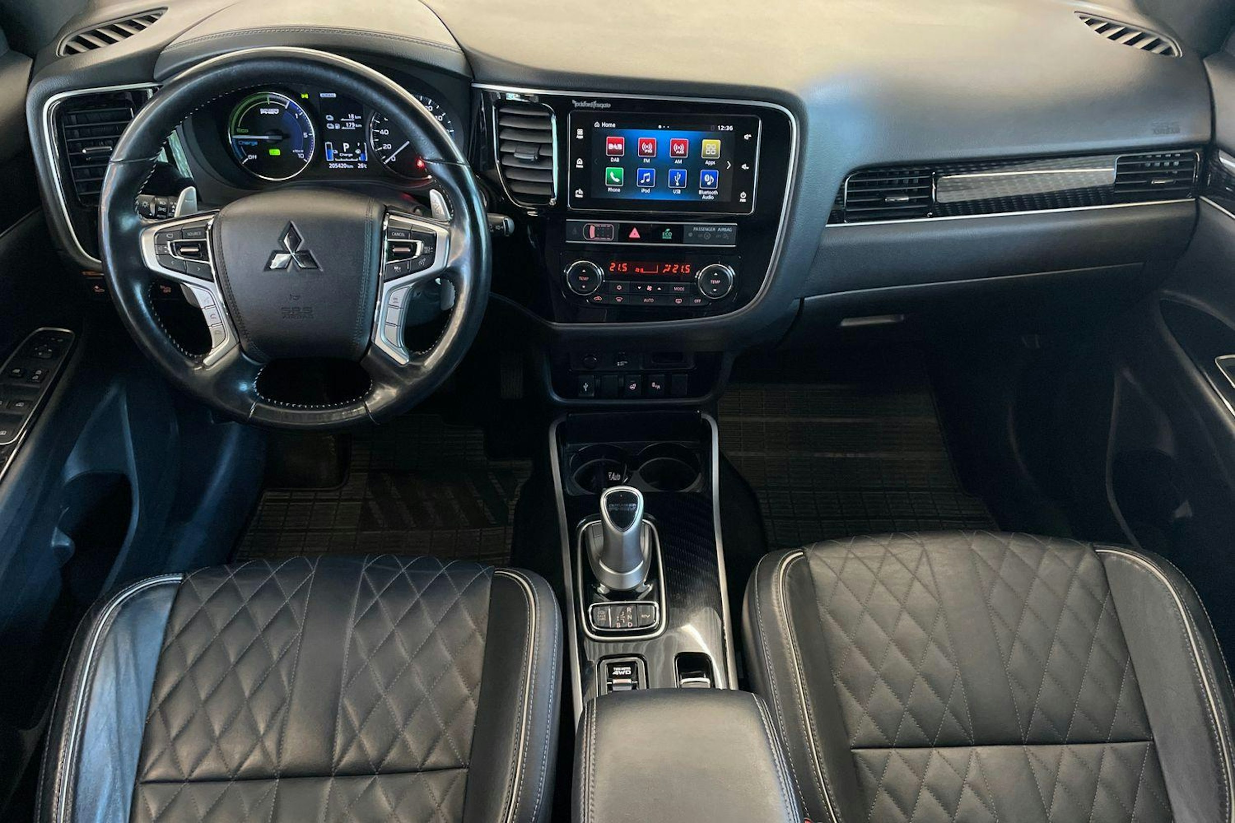Ruskea (beige) Mitsubishi Outlander PHEV 2019 kuva 9.