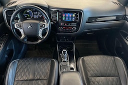 Ruskea (beige) Mitsubishi Outlander PHEV 2019 kuva 9.