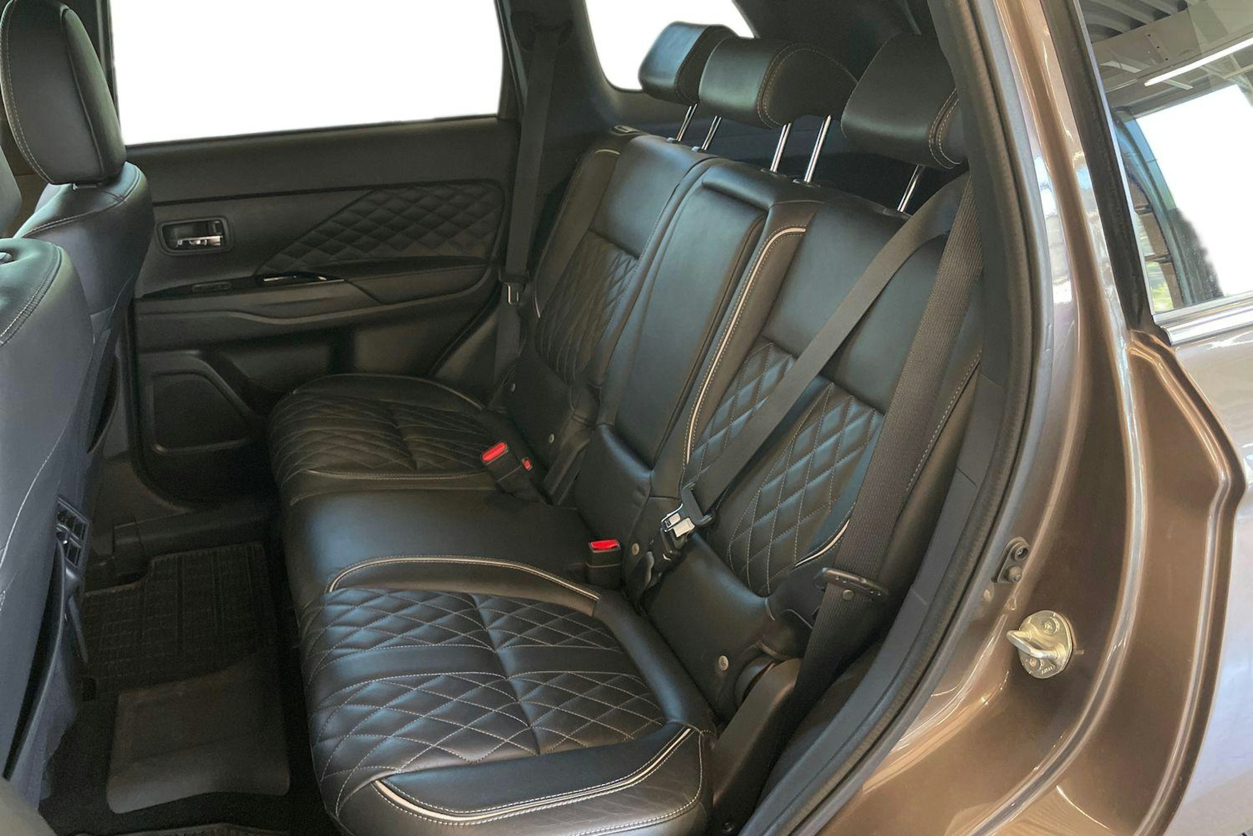 Ruskea (beige) Mitsubishi Outlander PHEV 2019 kuva 10.