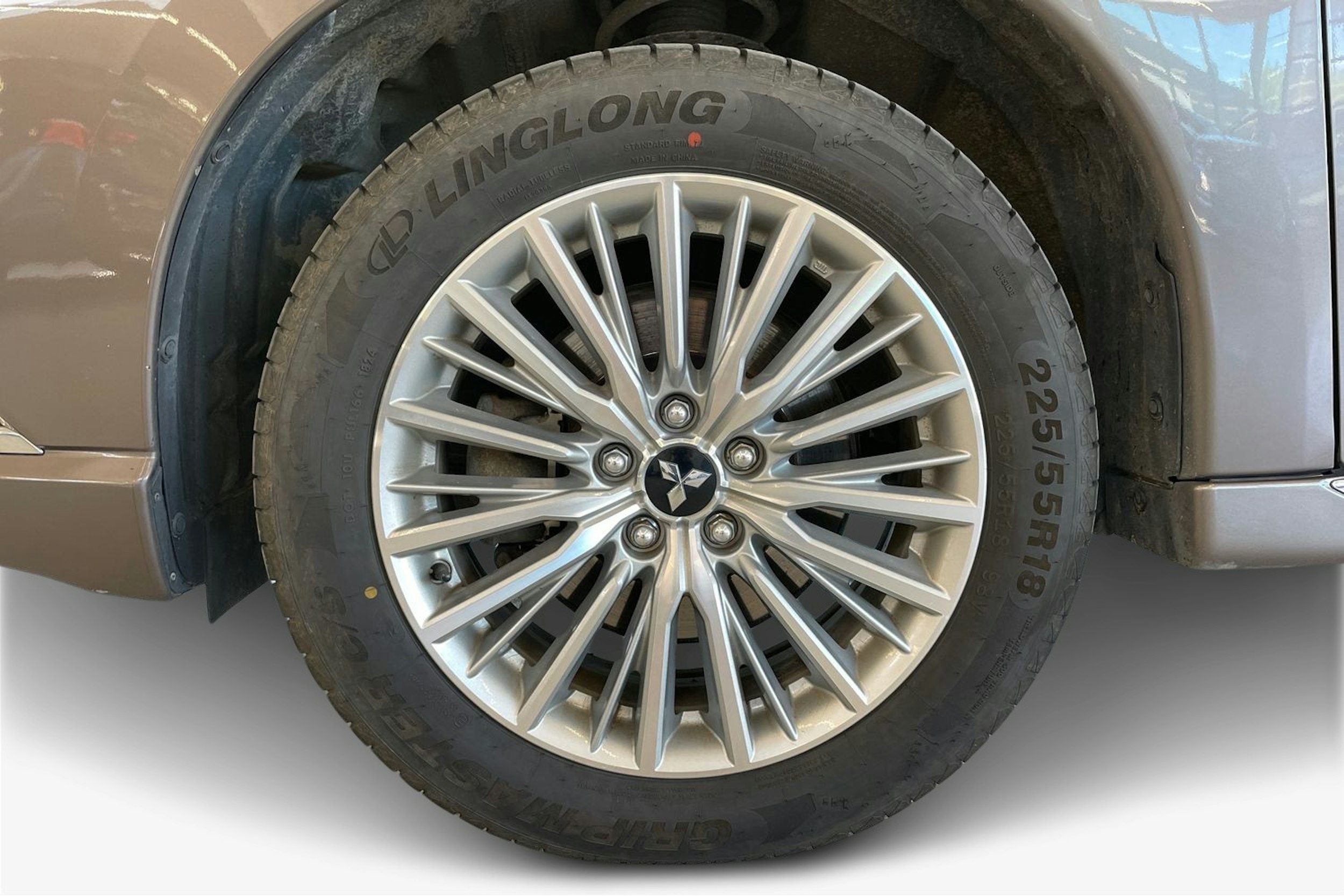 Ruskea (beige) Mitsubishi Outlander PHEV 2019 kuva 11.