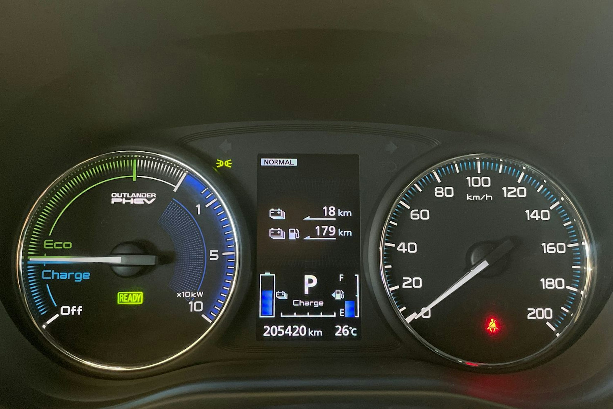 Ruskea (beige) Mitsubishi Outlander PHEV 2019 kuva 14.