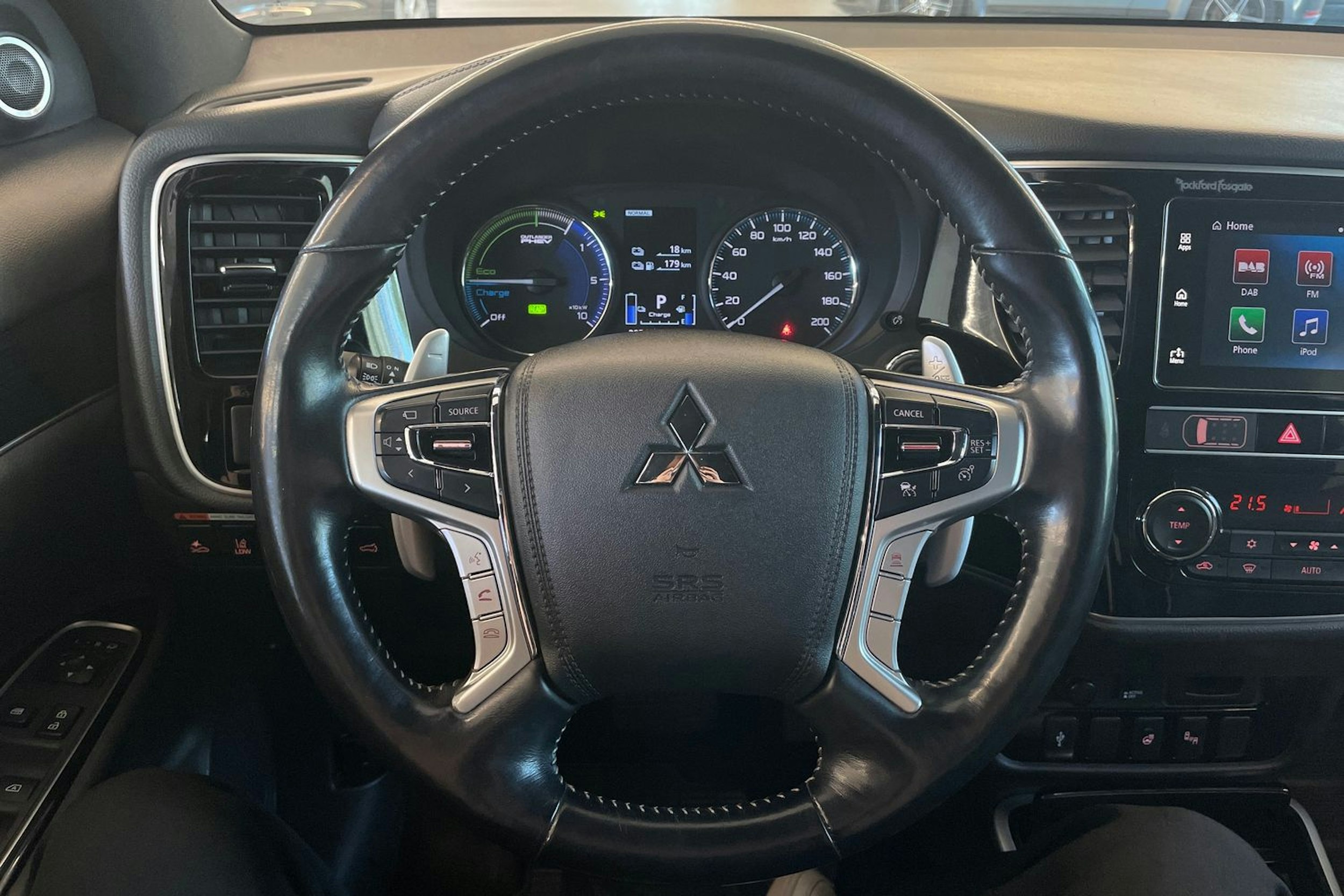 Ruskea (beige) Mitsubishi Outlander PHEV 2019 kuva 15.