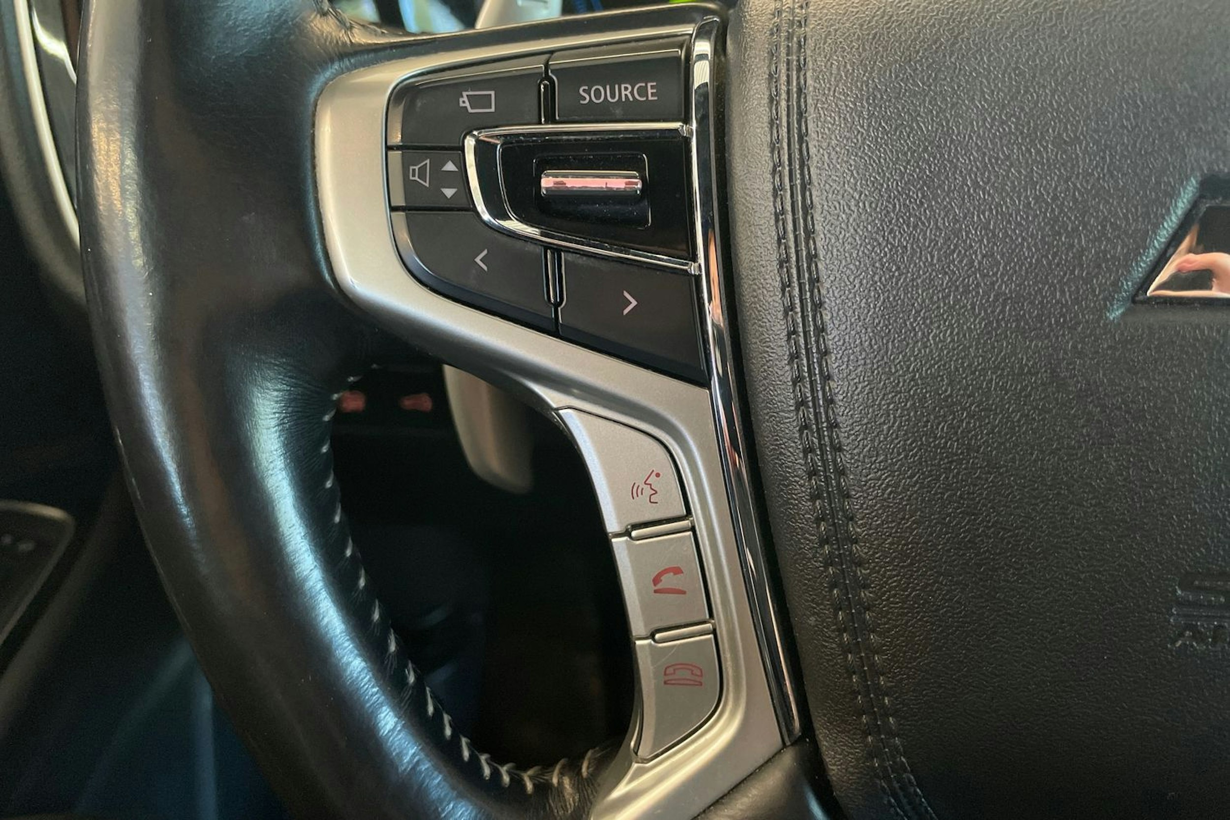 Ruskea (beige) Mitsubishi Outlander PHEV 2019 kuva 16.
