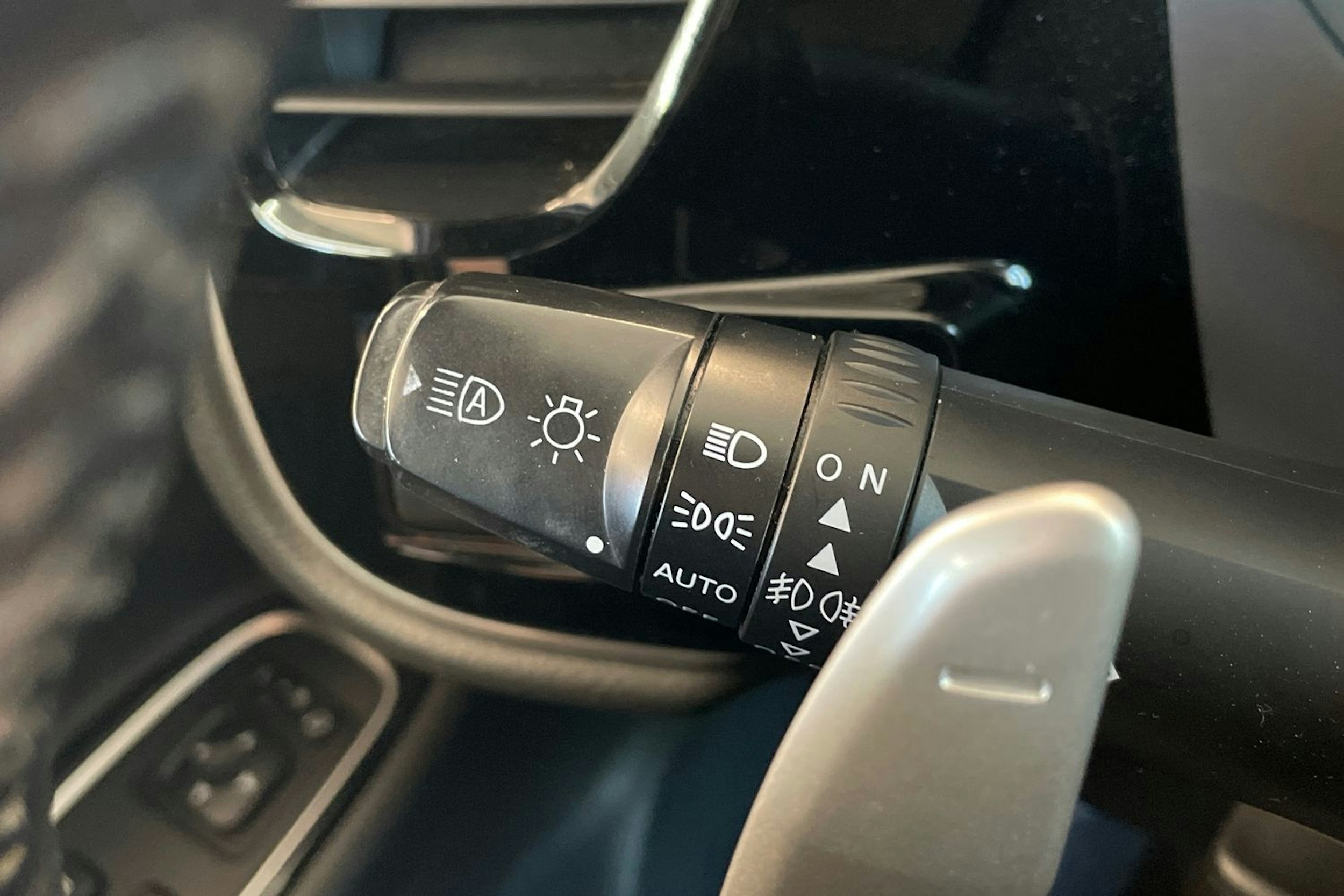 Ruskea (beige) Mitsubishi Outlander PHEV 2019 kuva 18.