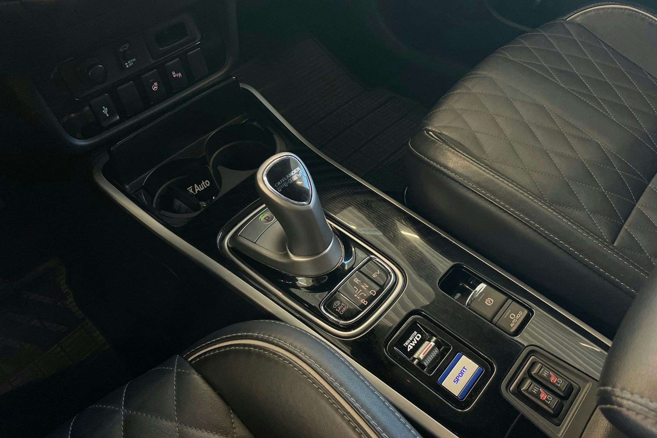 Ruskea (beige) Mitsubishi Outlander PHEV 2019 kuva 23.