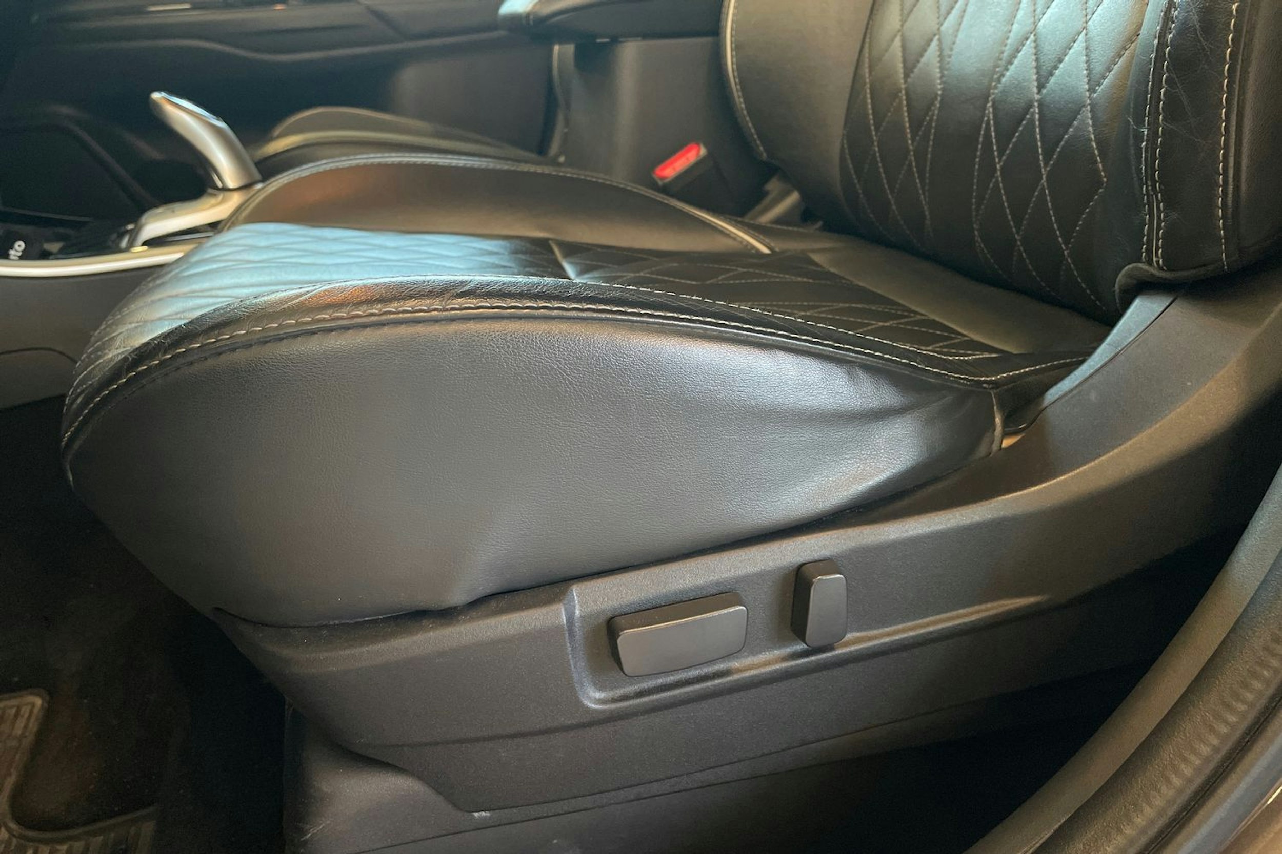 Ruskea (beige) Mitsubishi Outlander PHEV 2019 kuva 24.