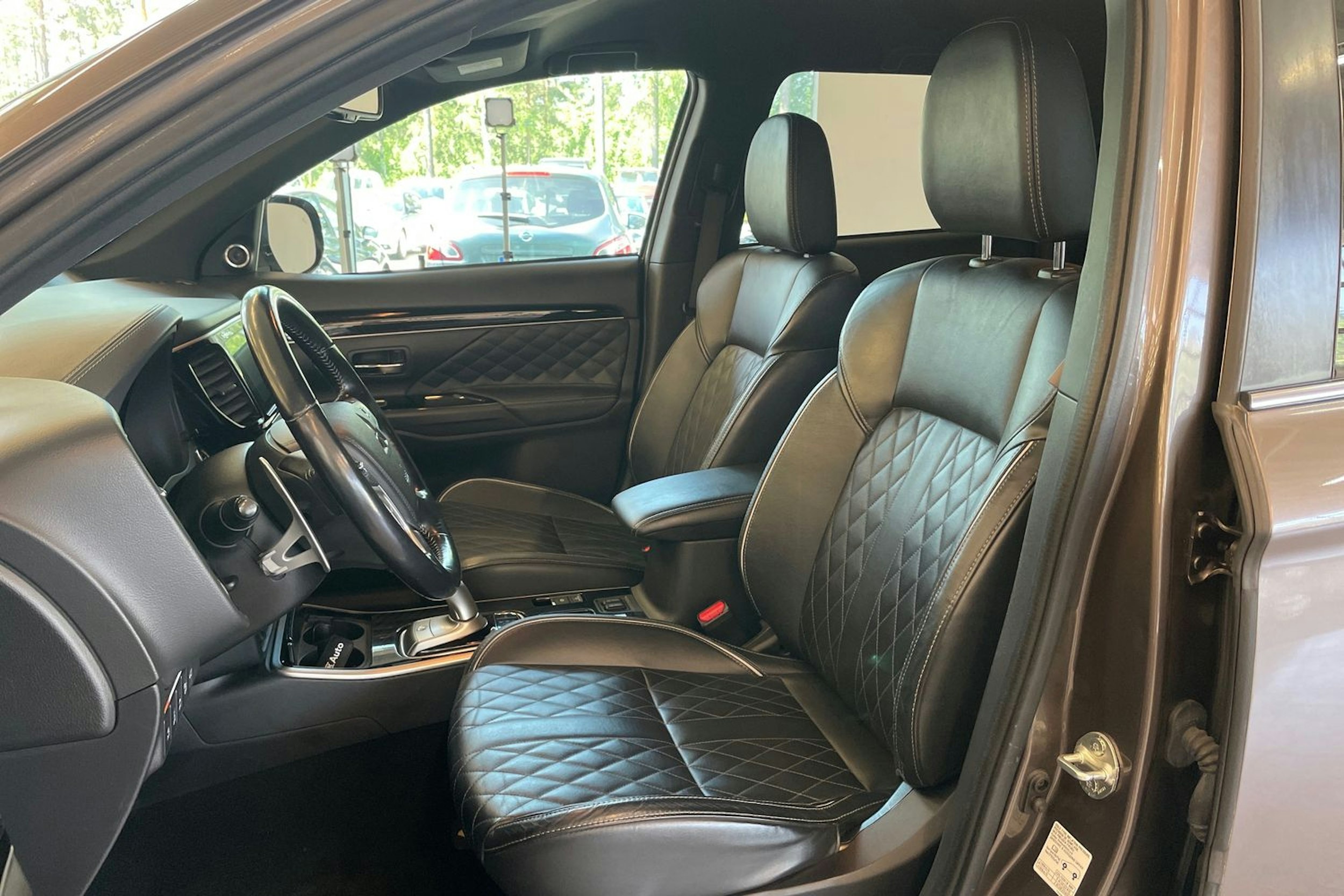 Ruskea (beige) Mitsubishi Outlander PHEV 2019 kuva 25.
