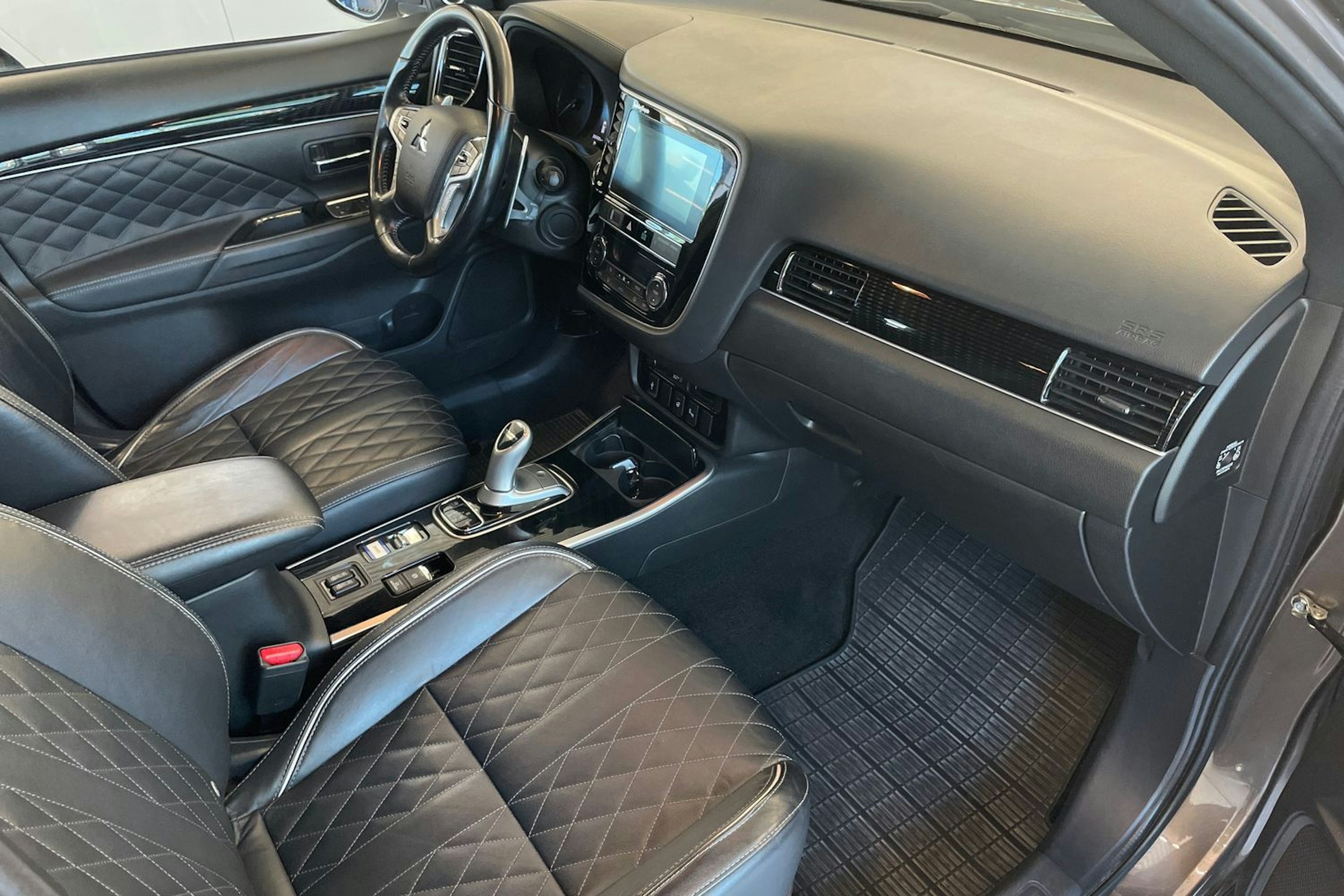 Ruskea (beige) Mitsubishi Outlander PHEV 2019 kuva 26.