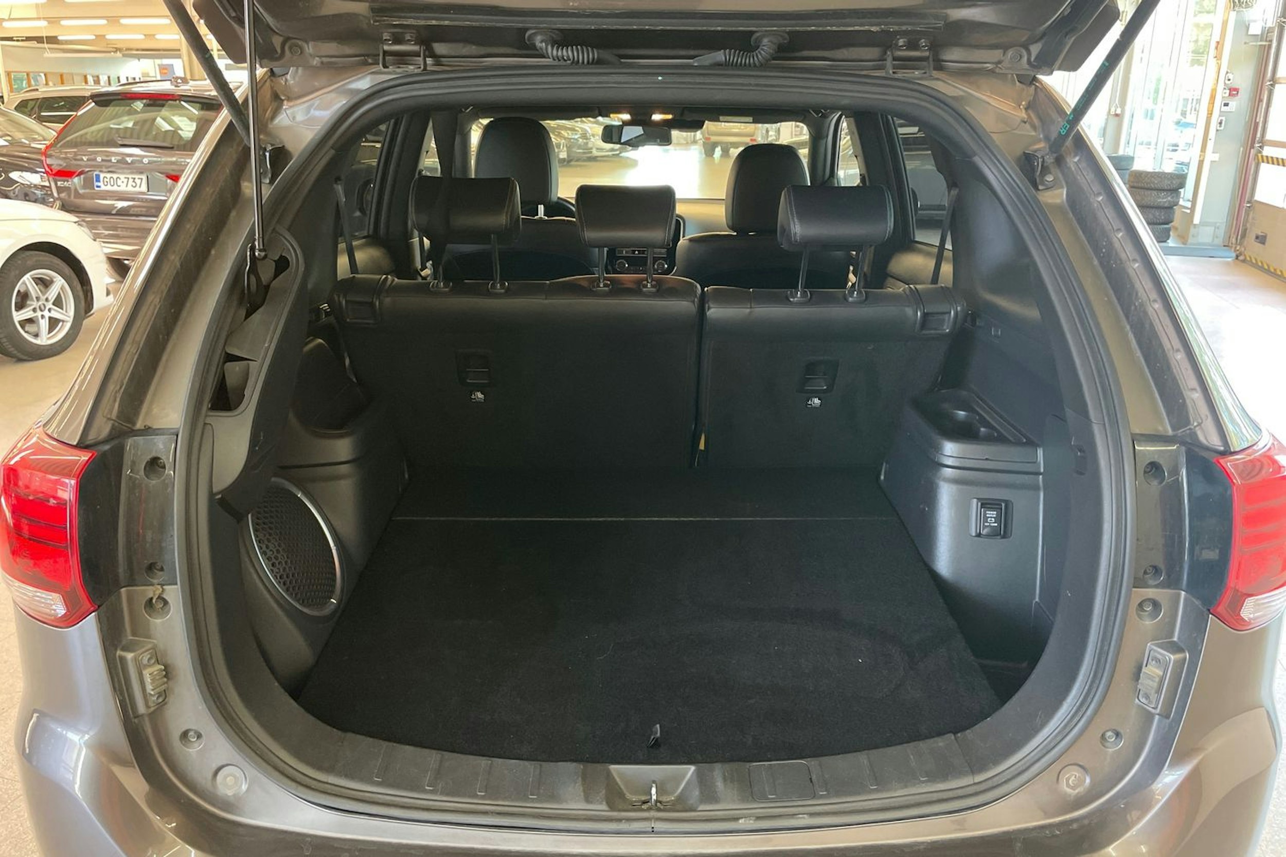 Ruskea (beige) Mitsubishi Outlander PHEV 2019 kuva 27.