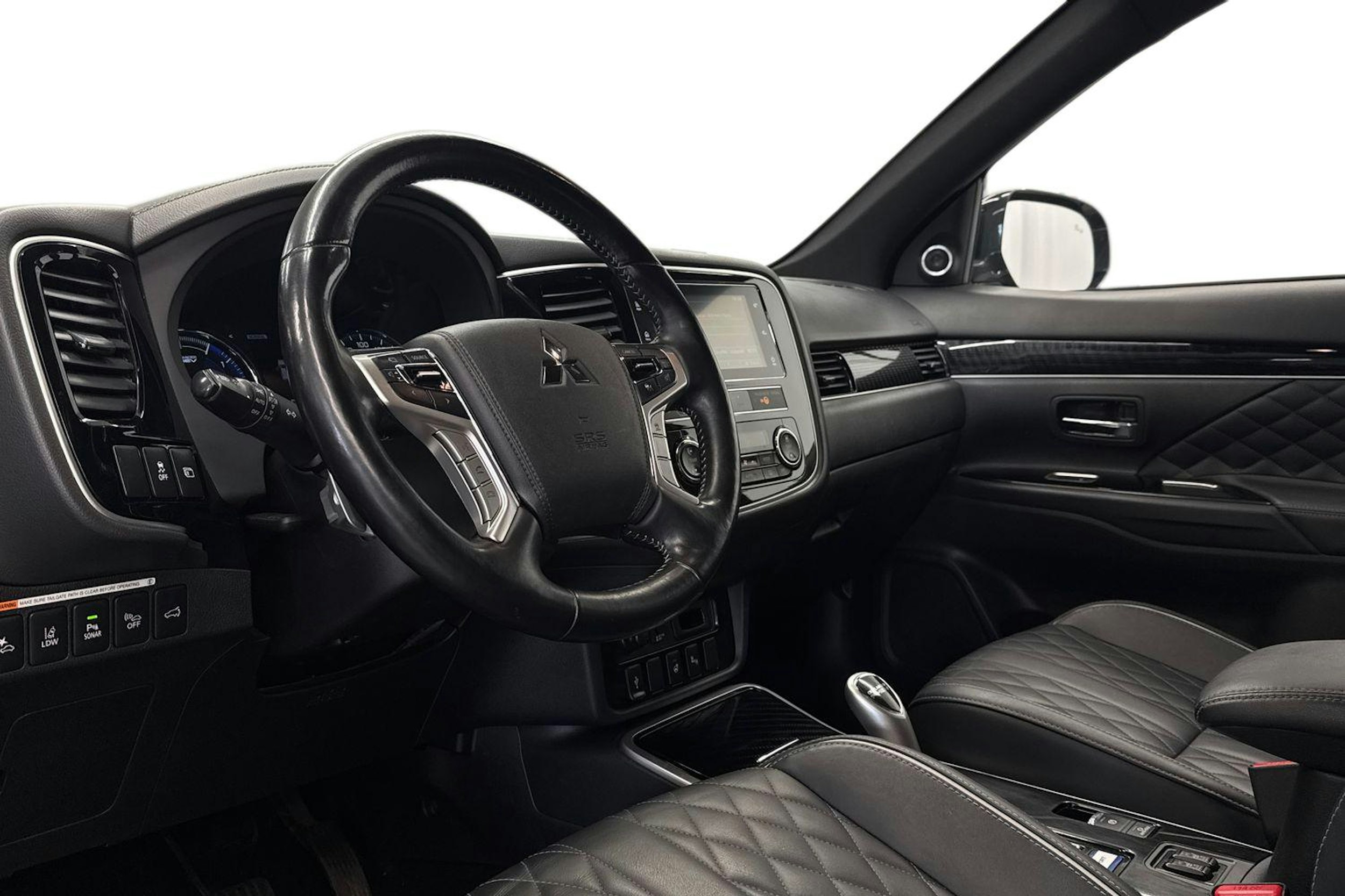 musta Mitsubishi Outlander PHEV 2019 kuva 7.