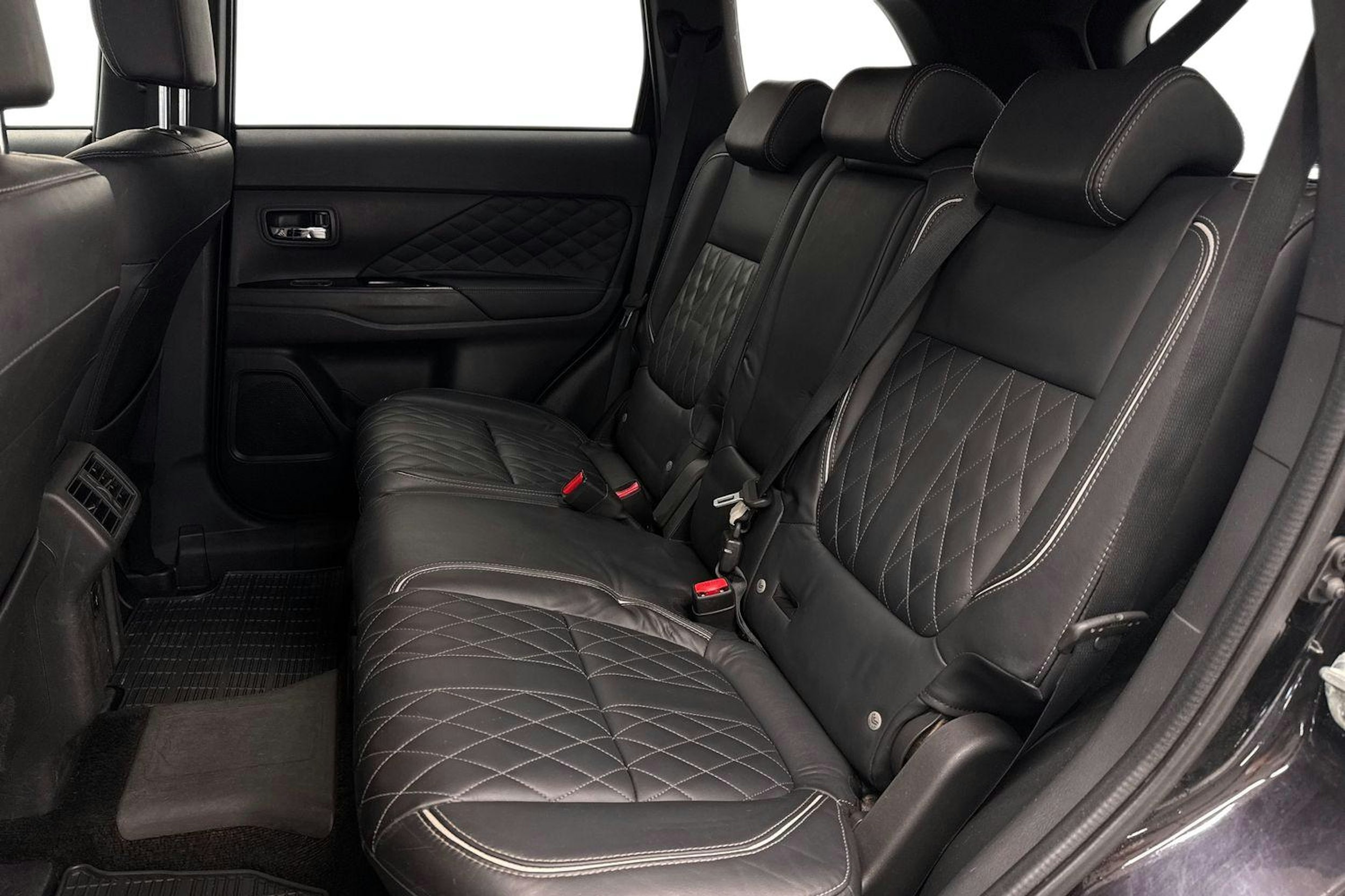 musta Mitsubishi Outlander PHEV 2019 kuva 9.