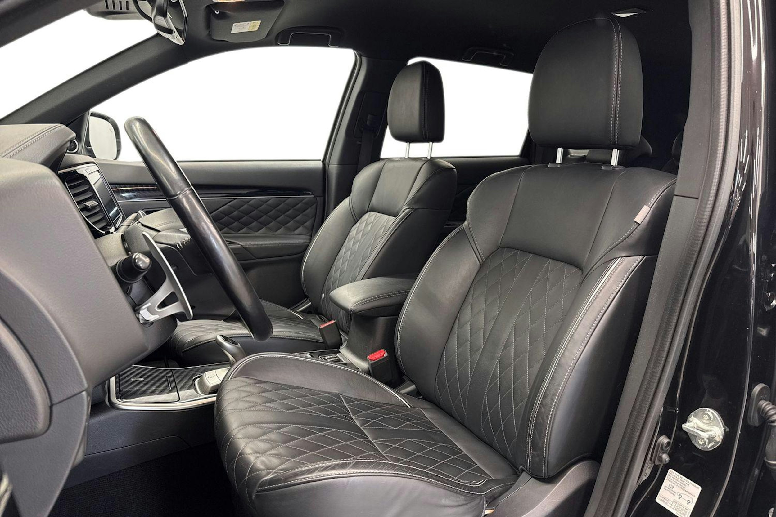 musta Mitsubishi Outlander PHEV 2019 kuva 10.