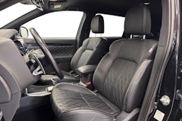 musta Mitsubishi Outlander PHEV 2019 kuva 10.