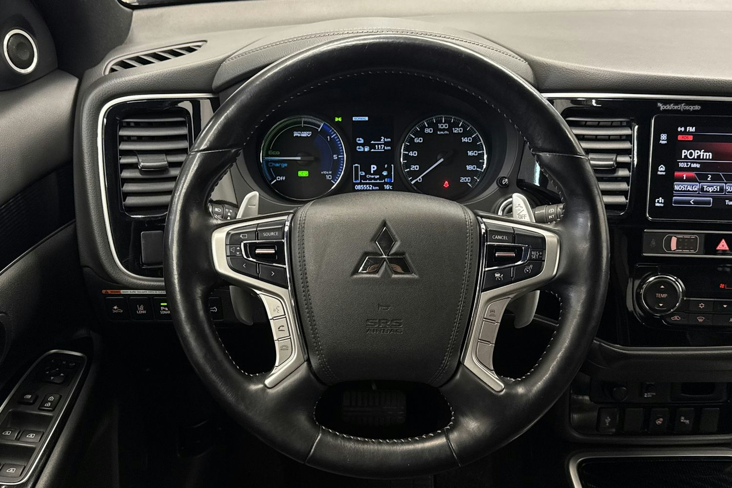 musta Mitsubishi Outlander PHEV 2019 kuva 13.