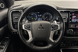 musta Mitsubishi Outlander PHEV 2019 kuva 13.
