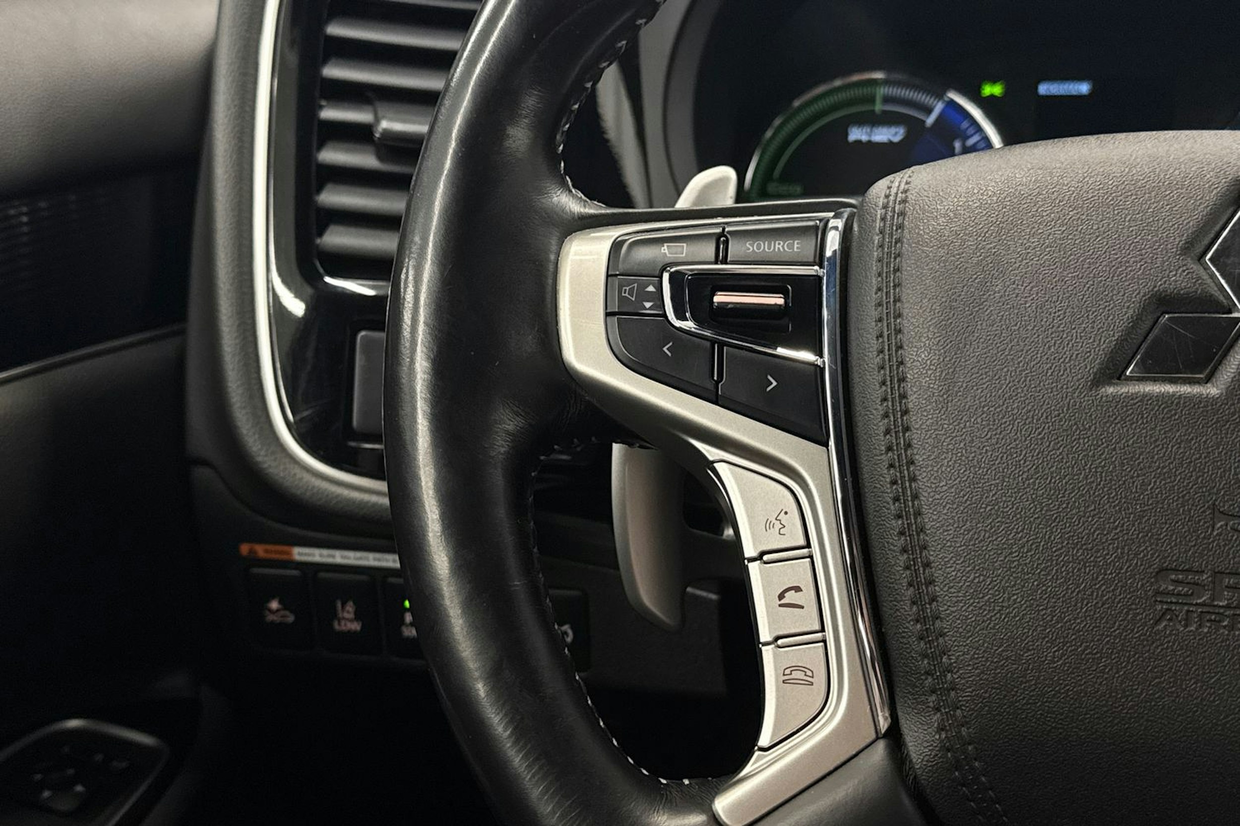 musta Mitsubishi Outlander PHEV 2019 kuva 14.