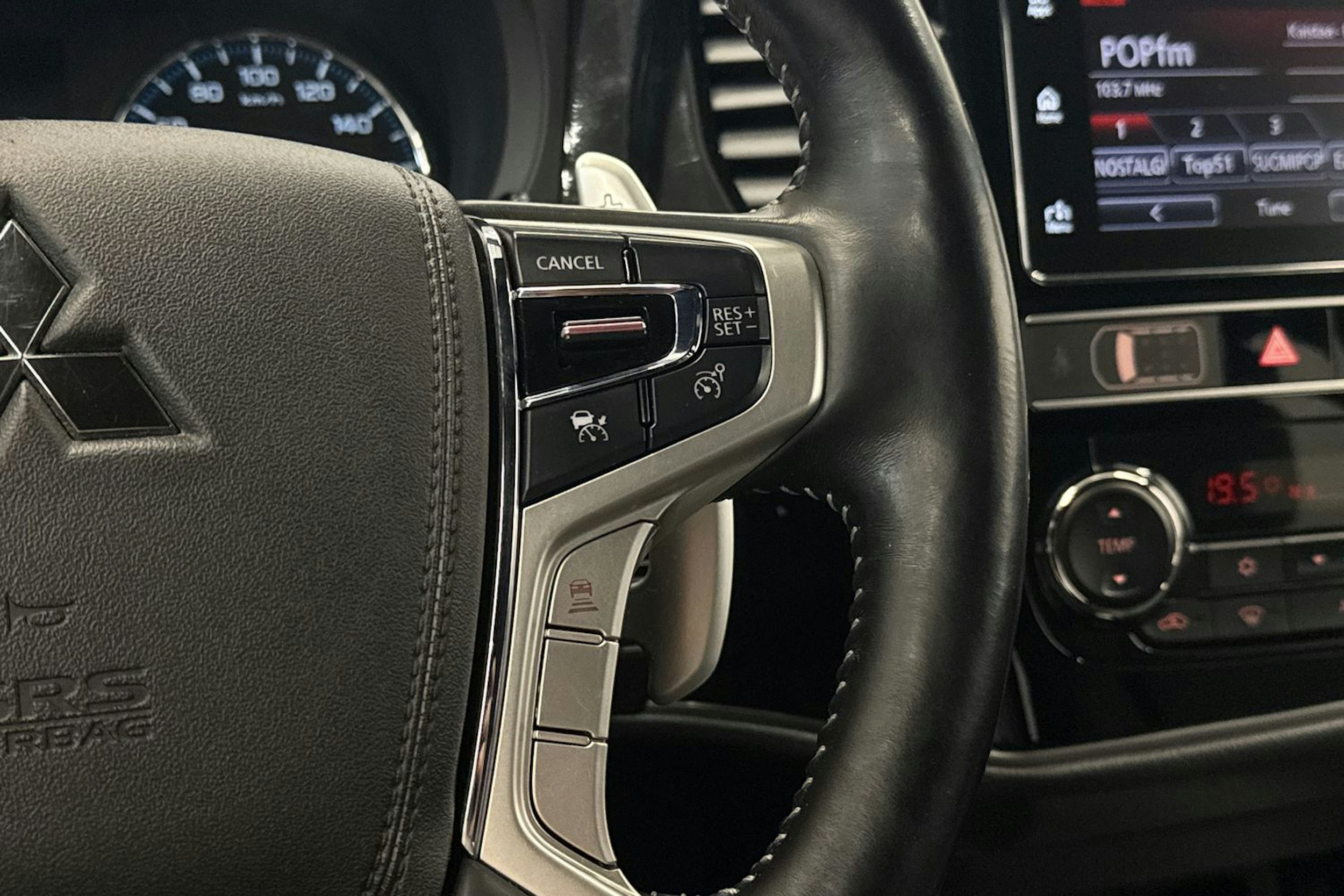 musta Mitsubishi Outlander PHEV 2019 kuva 15.