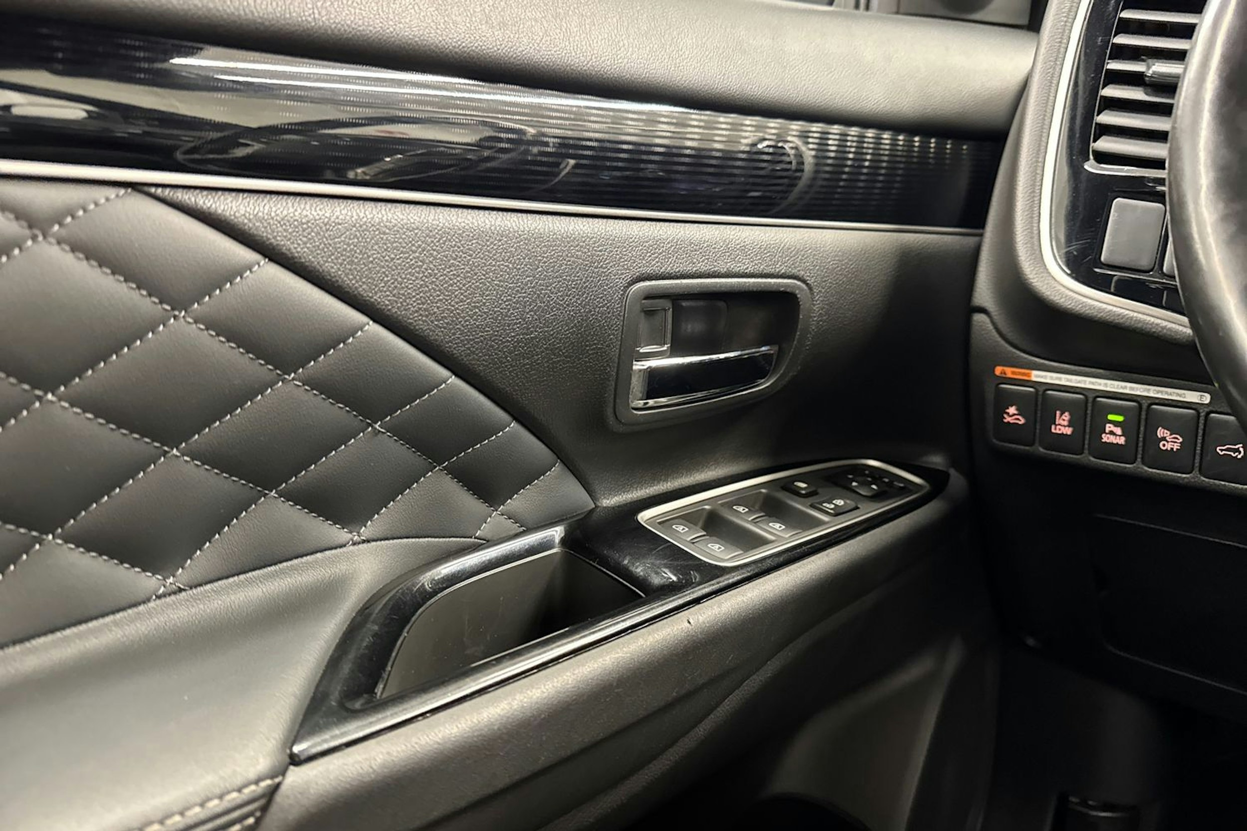 musta Mitsubishi Outlander PHEV 2019 kuva 17.