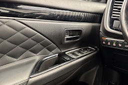 musta Mitsubishi Outlander PHEV 2019 kuva 17.