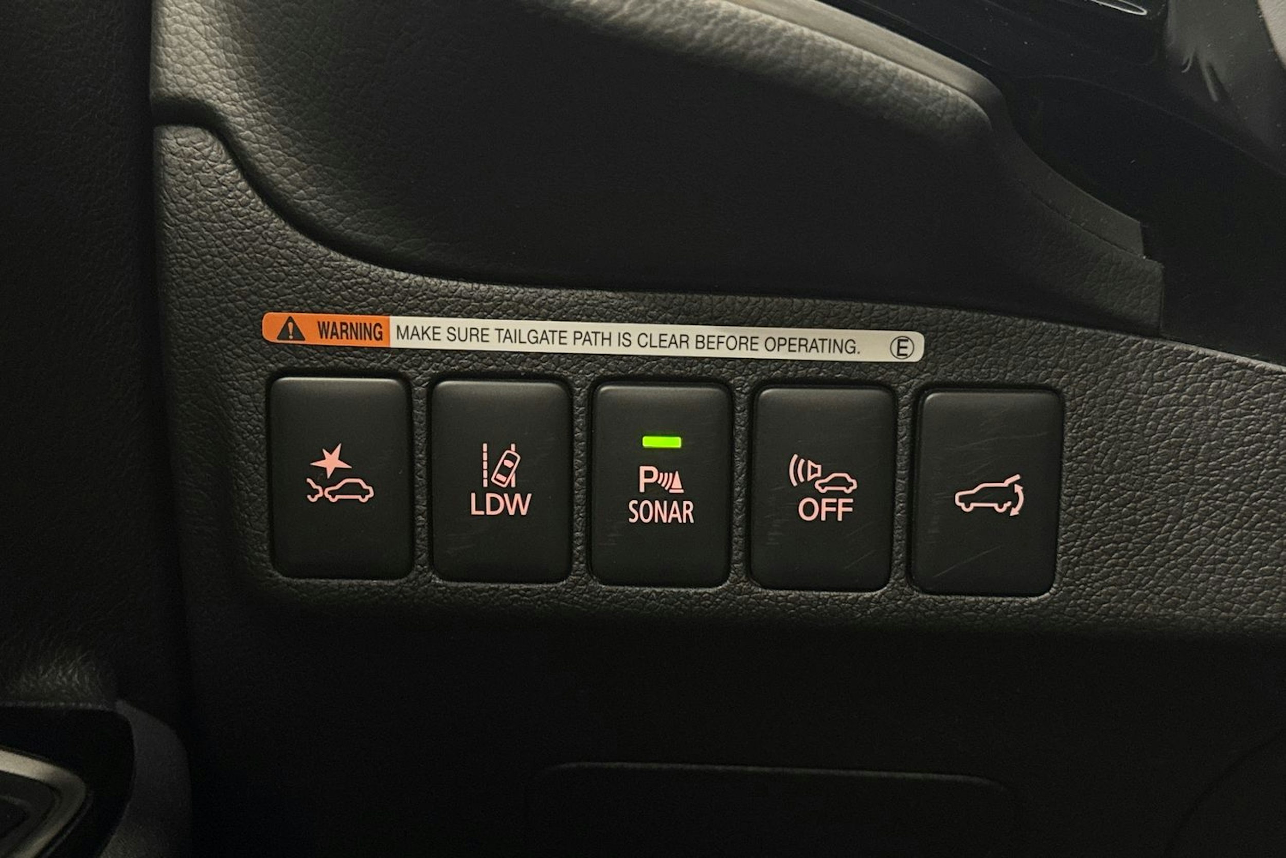 musta Mitsubishi Outlander PHEV 2019 kuva 18.