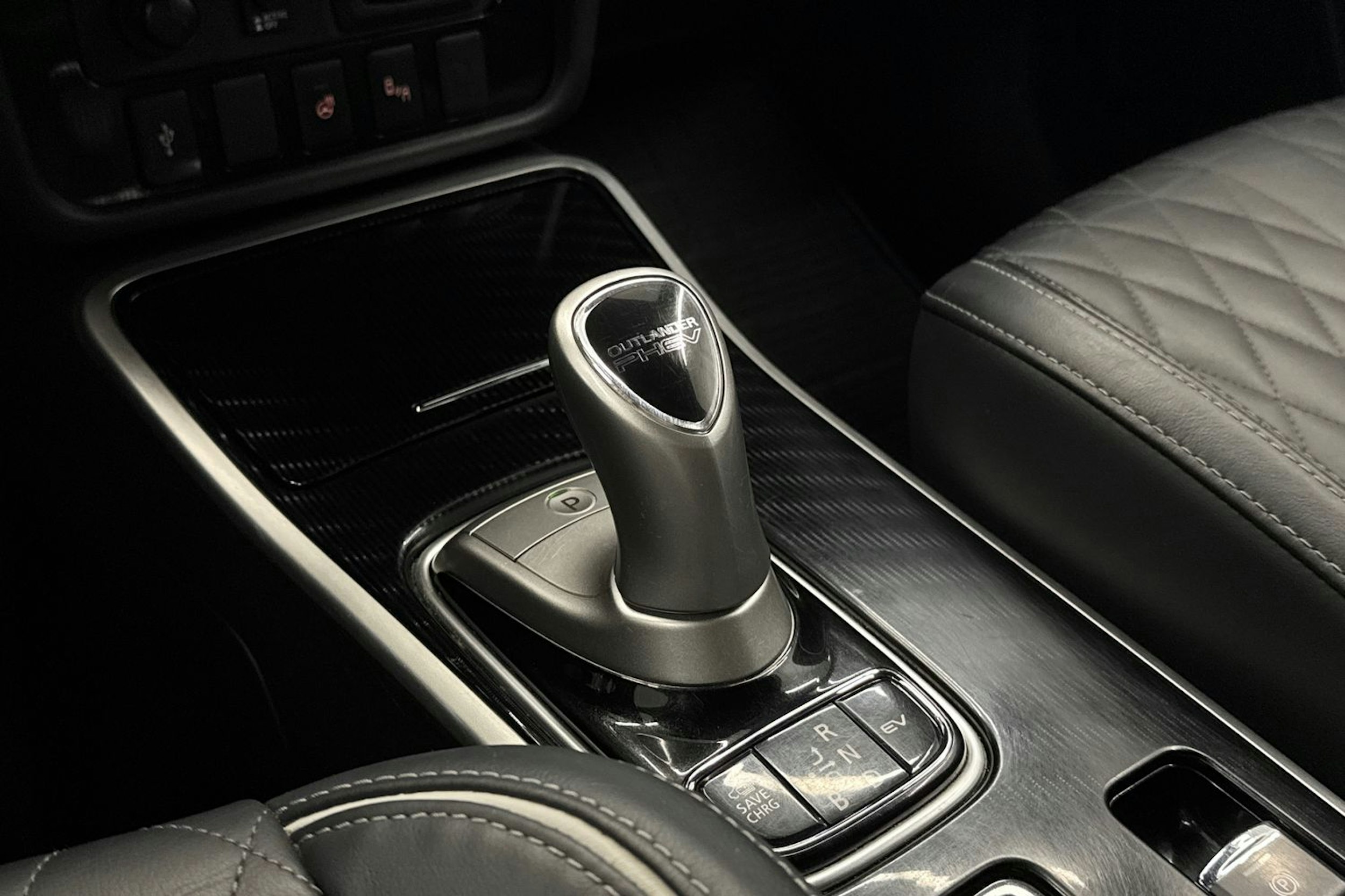 musta Mitsubishi Outlander PHEV 2019 kuva 19.