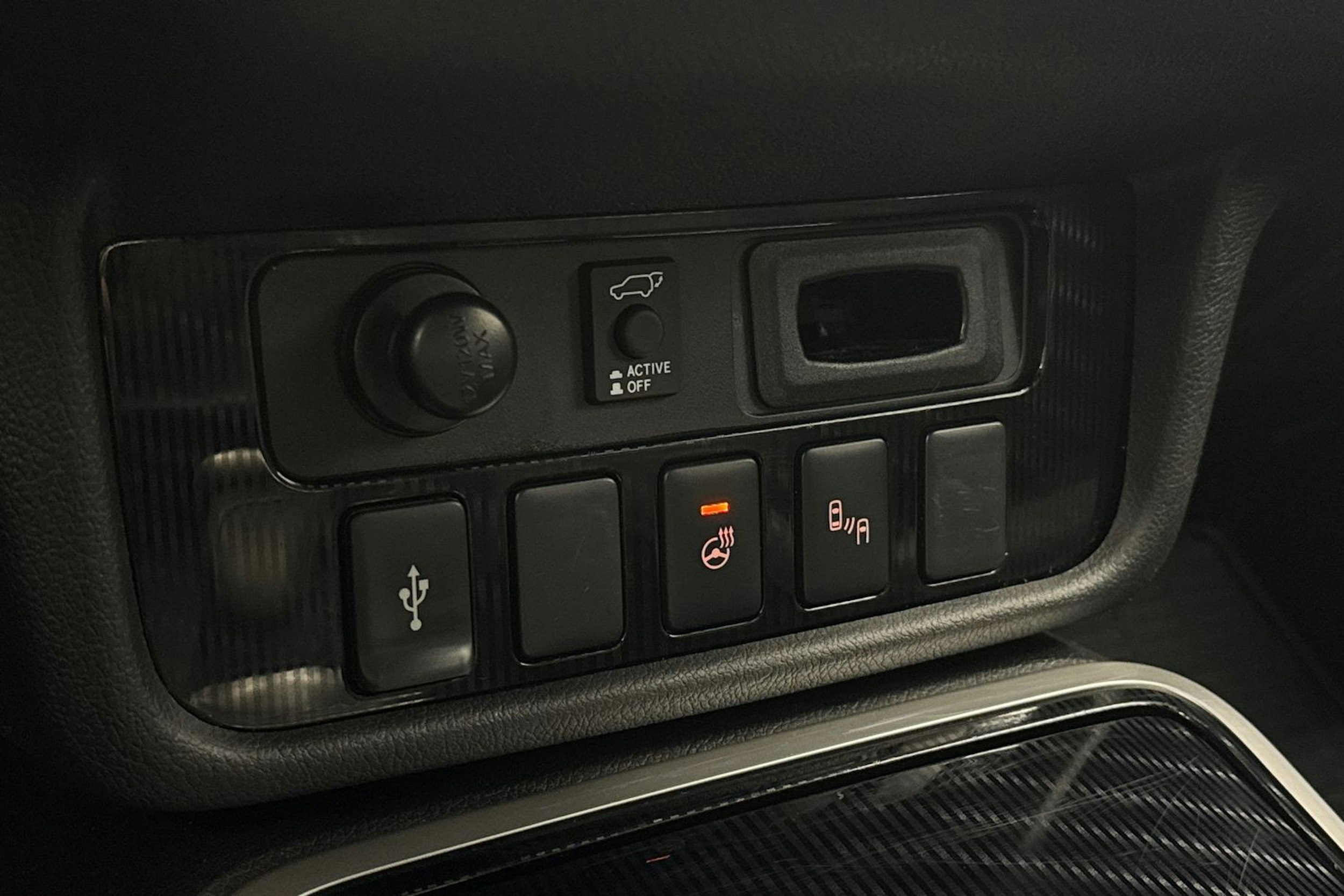 musta Mitsubishi Outlander PHEV 2019 kuva 23.