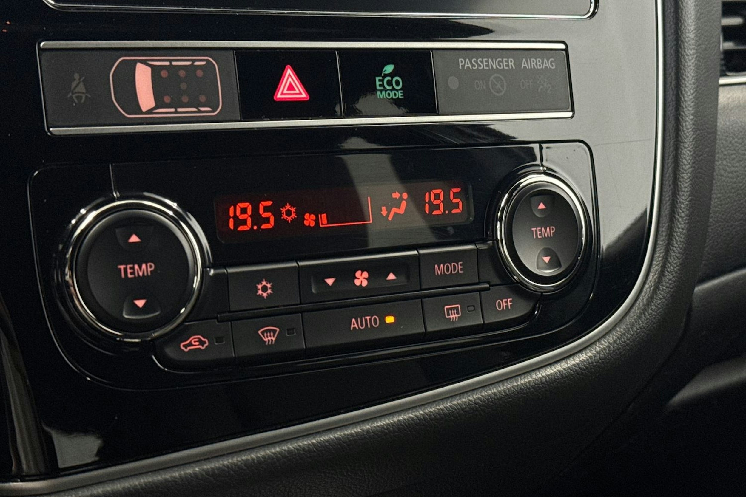 musta Mitsubishi Outlander PHEV 2019 kuva 24.