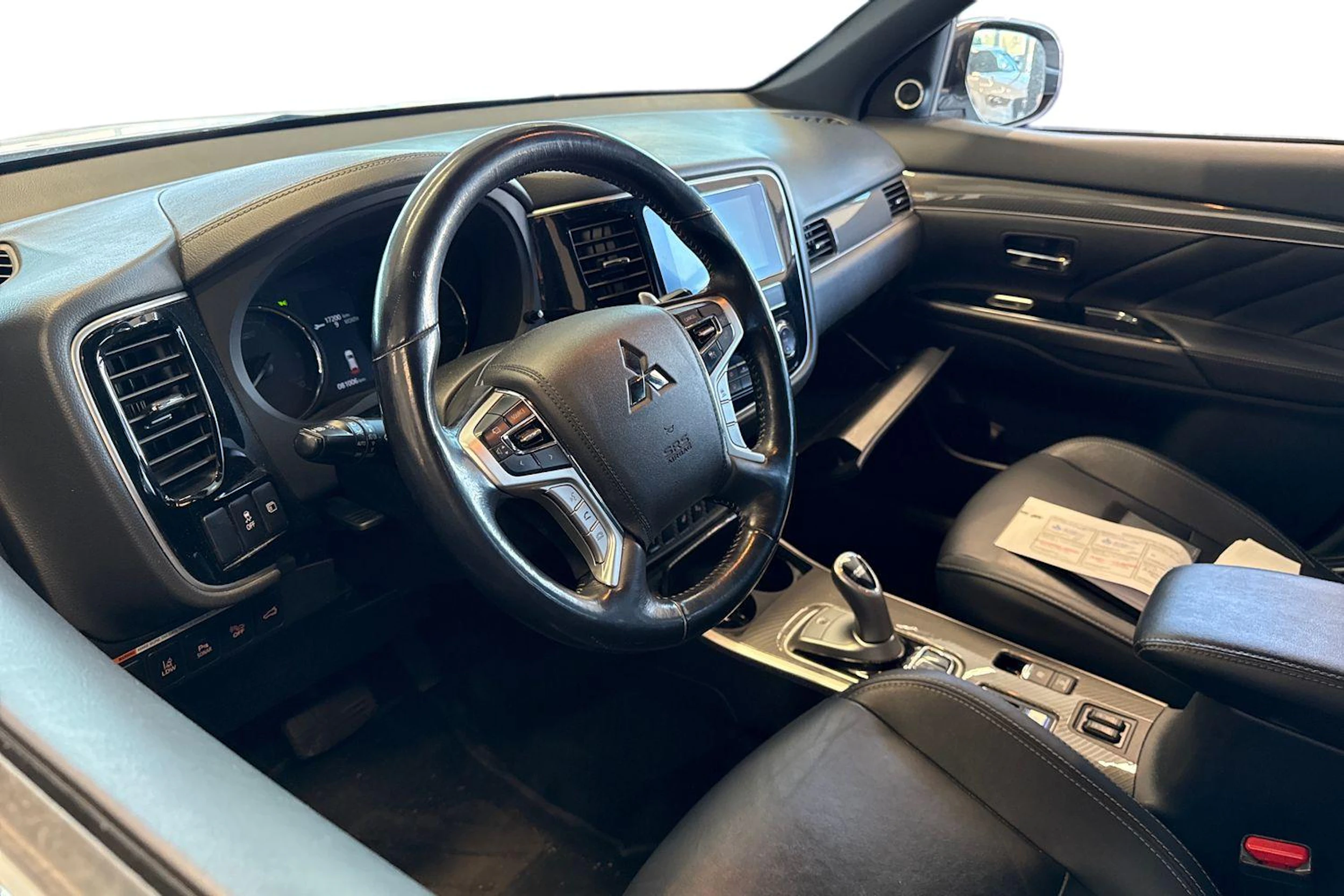 valkoinen Mitsubishi Outlander PHEV 2019 kuva 3.