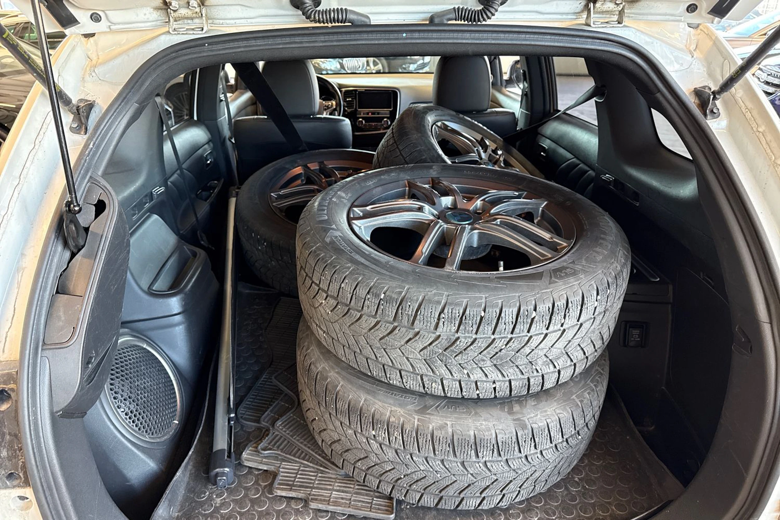 valkoinen Mitsubishi Outlander PHEV 2019 kuva 4.