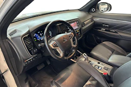valkoinen Mitsubishi Outlander PHEV 2019 kuva 6.