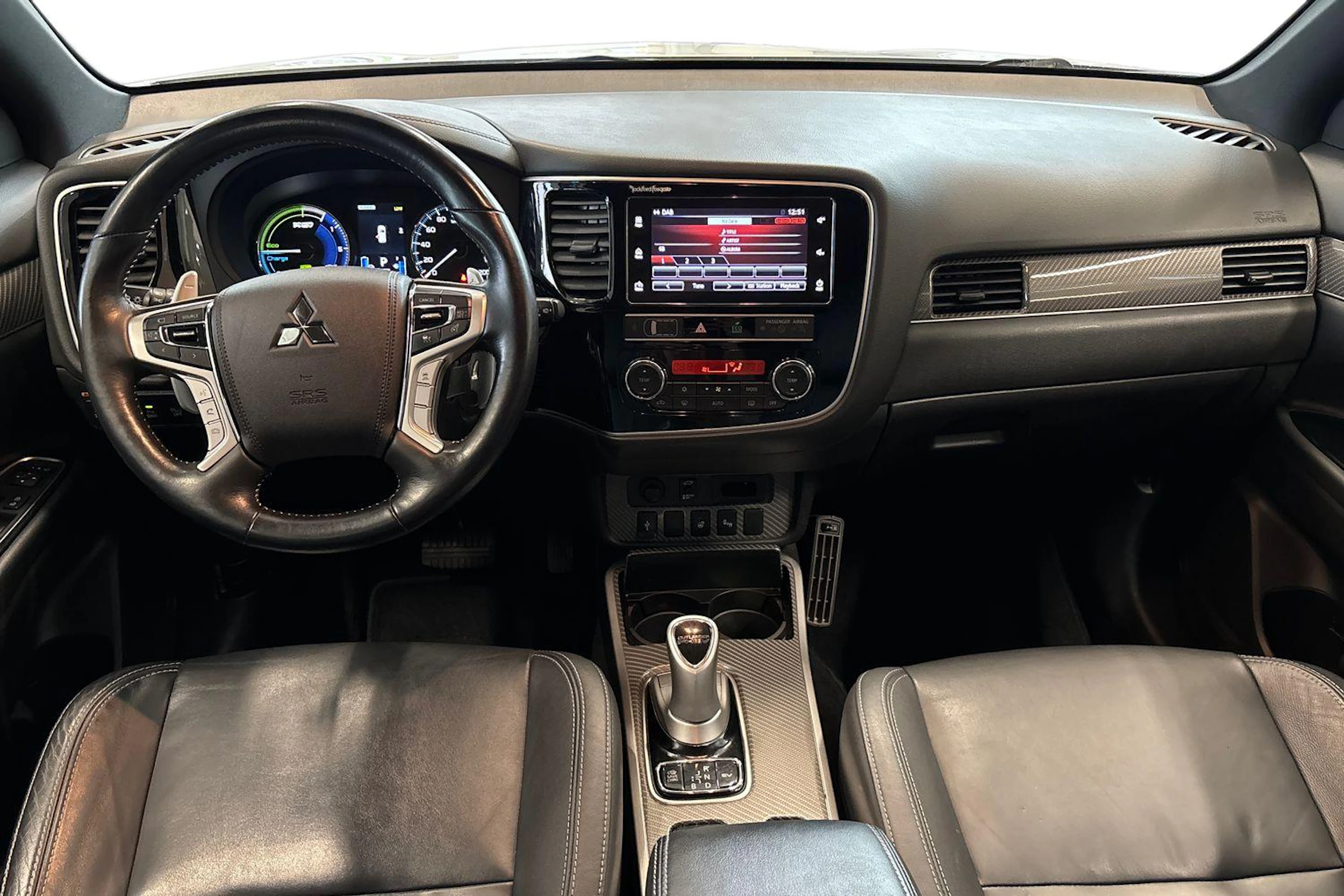 valkoinen Mitsubishi Outlander PHEV 2019 kuva 7.