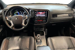 valkoinen Mitsubishi Outlander PHEV 2019 kuva 7.