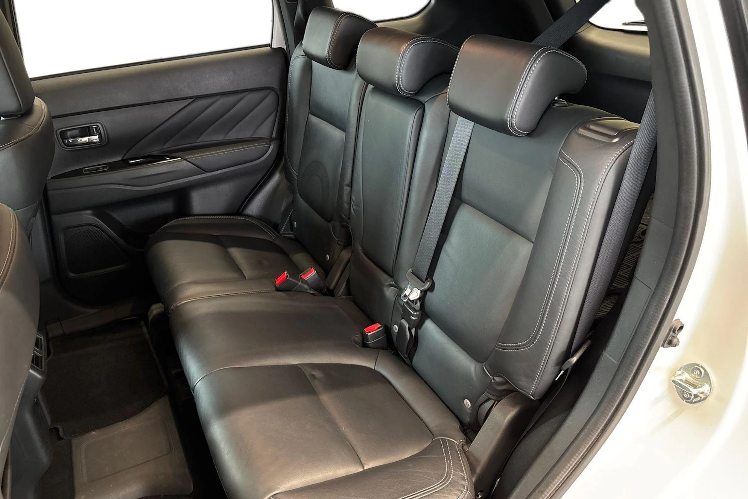 valkoinen Mitsubishi Outlander PHEV 2019 kuva 8.