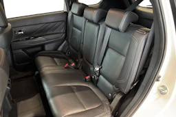 valkoinen Mitsubishi Outlander PHEV 2019 kuva 8.