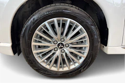 valkoinen Mitsubishi Outlander PHEV 2019 kuva 9.