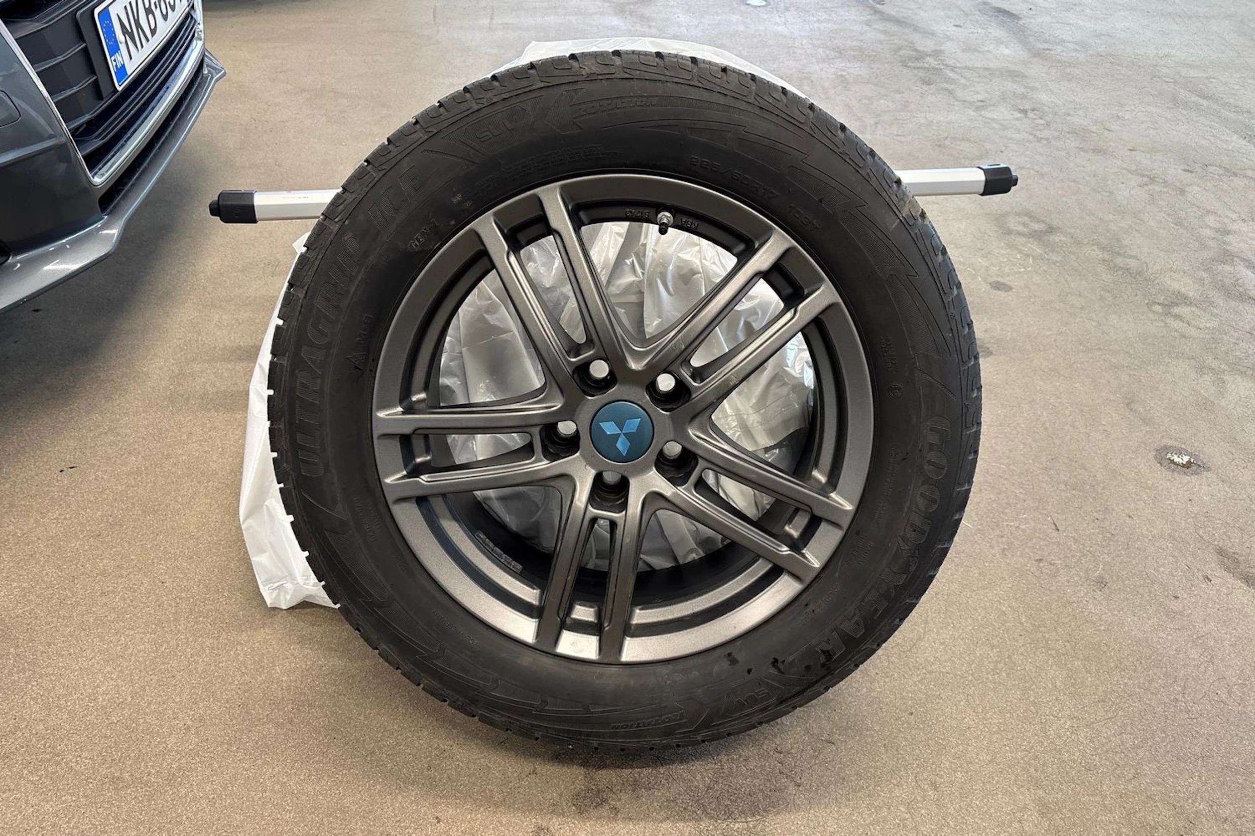 valkoinen Mitsubishi Outlander PHEV 2019 kuva 10.