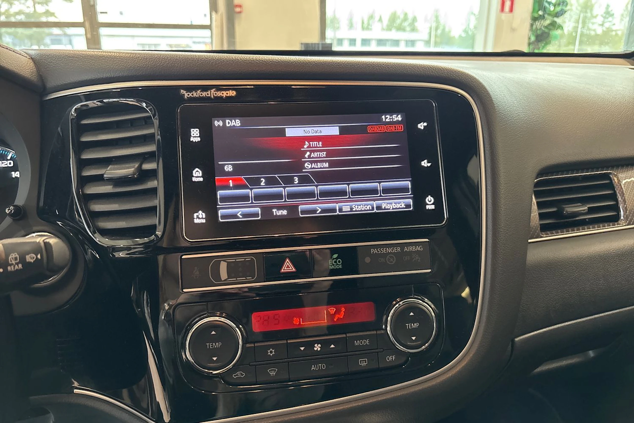 valkoinen Mitsubishi Outlander PHEV 2019 kuva 11.