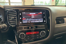 valkoinen Mitsubishi Outlander PHEV 2019 kuva 11.