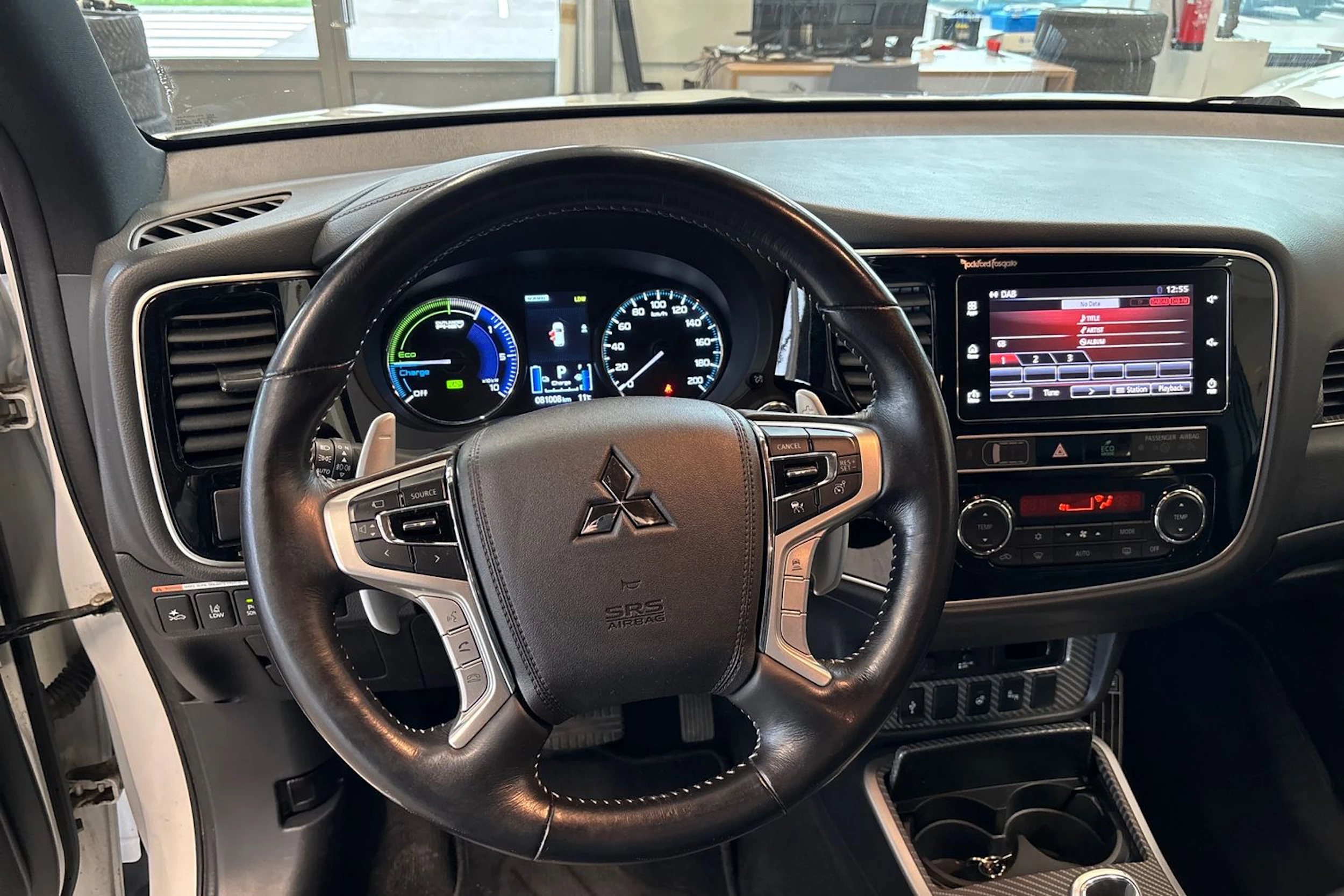valkoinen Mitsubishi Outlander PHEV 2019 kuva 12.