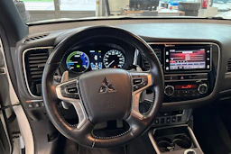 valkoinen Mitsubishi Outlander PHEV 2019 kuva 12.