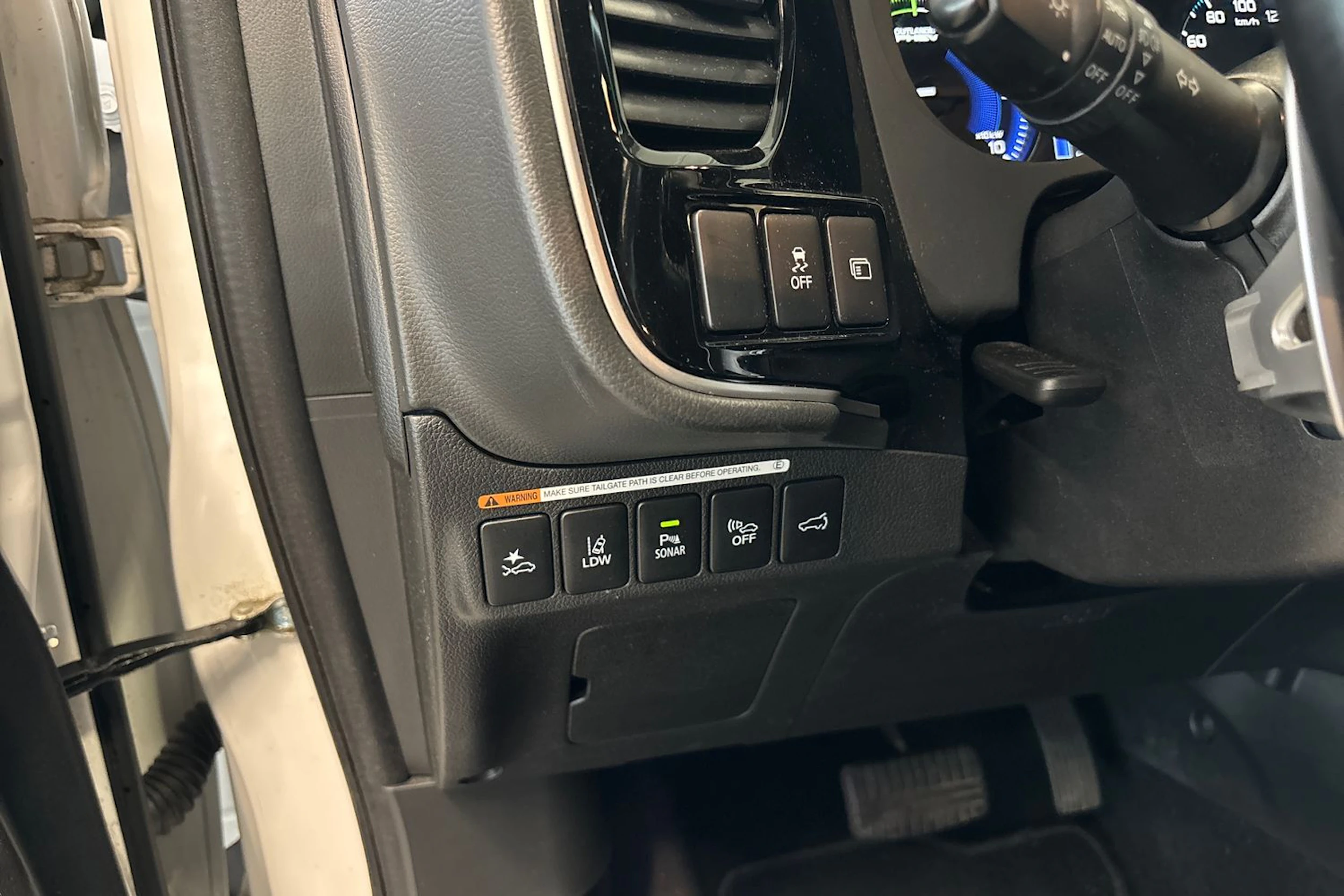 valkoinen Mitsubishi Outlander PHEV 2019 kuva 13.