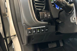 valkoinen Mitsubishi Outlander PHEV 2019 kuva 13.