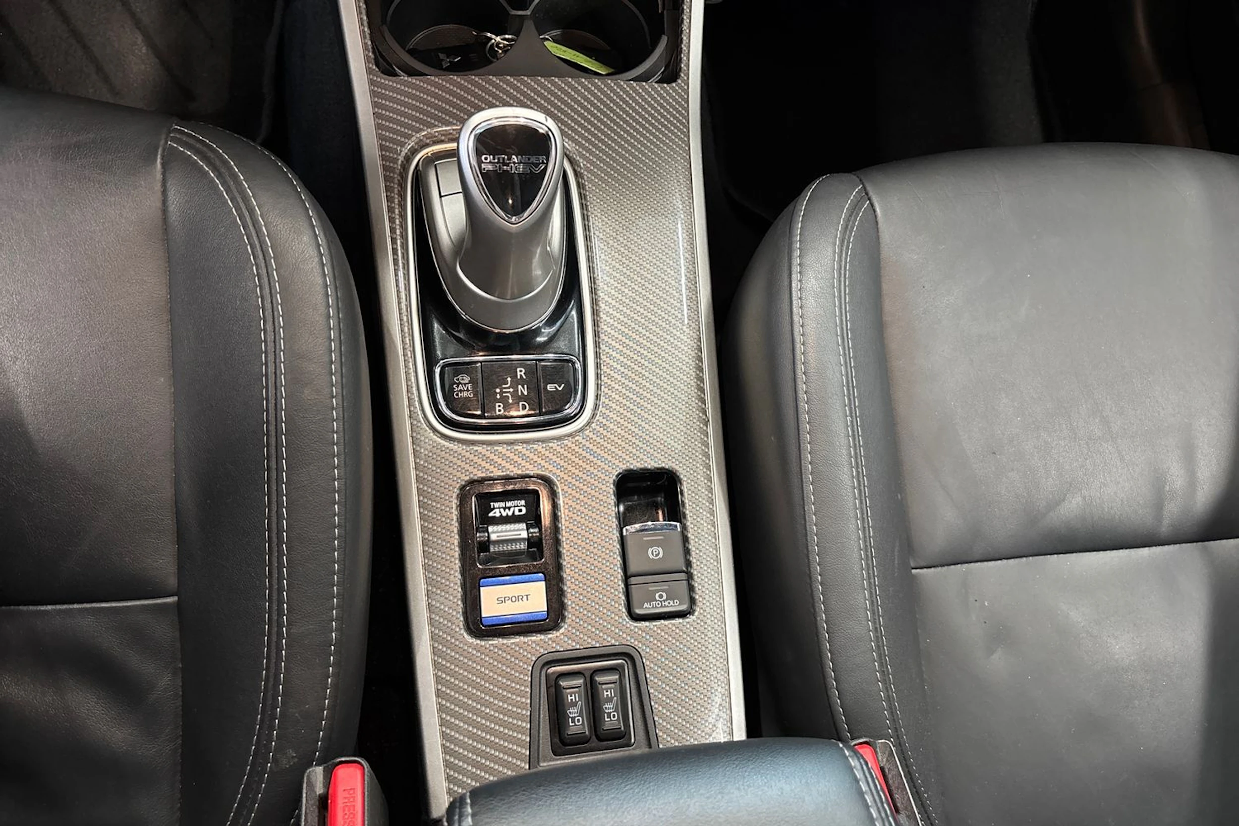 valkoinen Mitsubishi Outlander PHEV 2019 kuva 14.