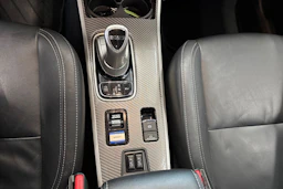 valkoinen Mitsubishi Outlander PHEV 2019 kuva 14.