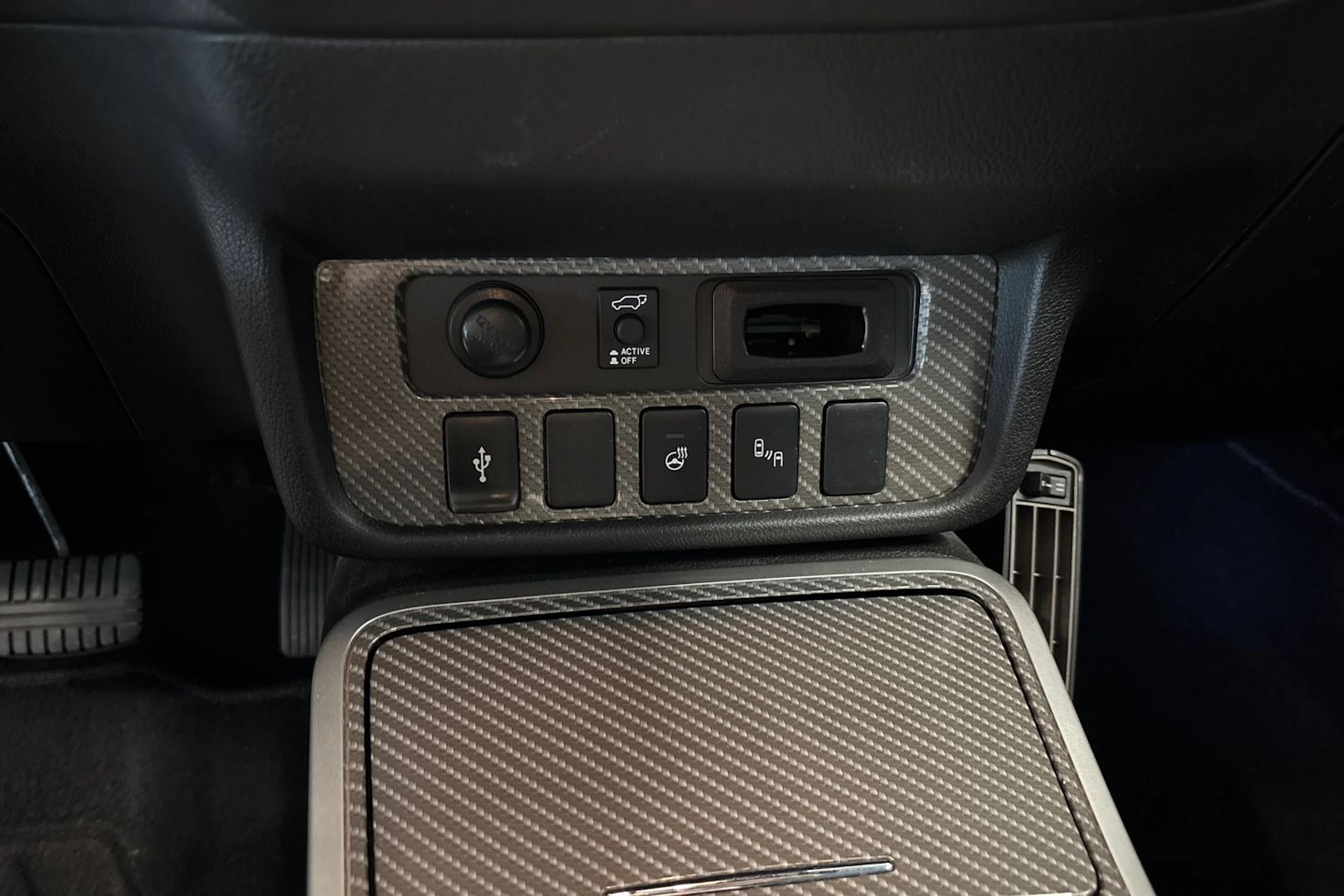 valkoinen Mitsubishi Outlander PHEV 2019 kuva 15.