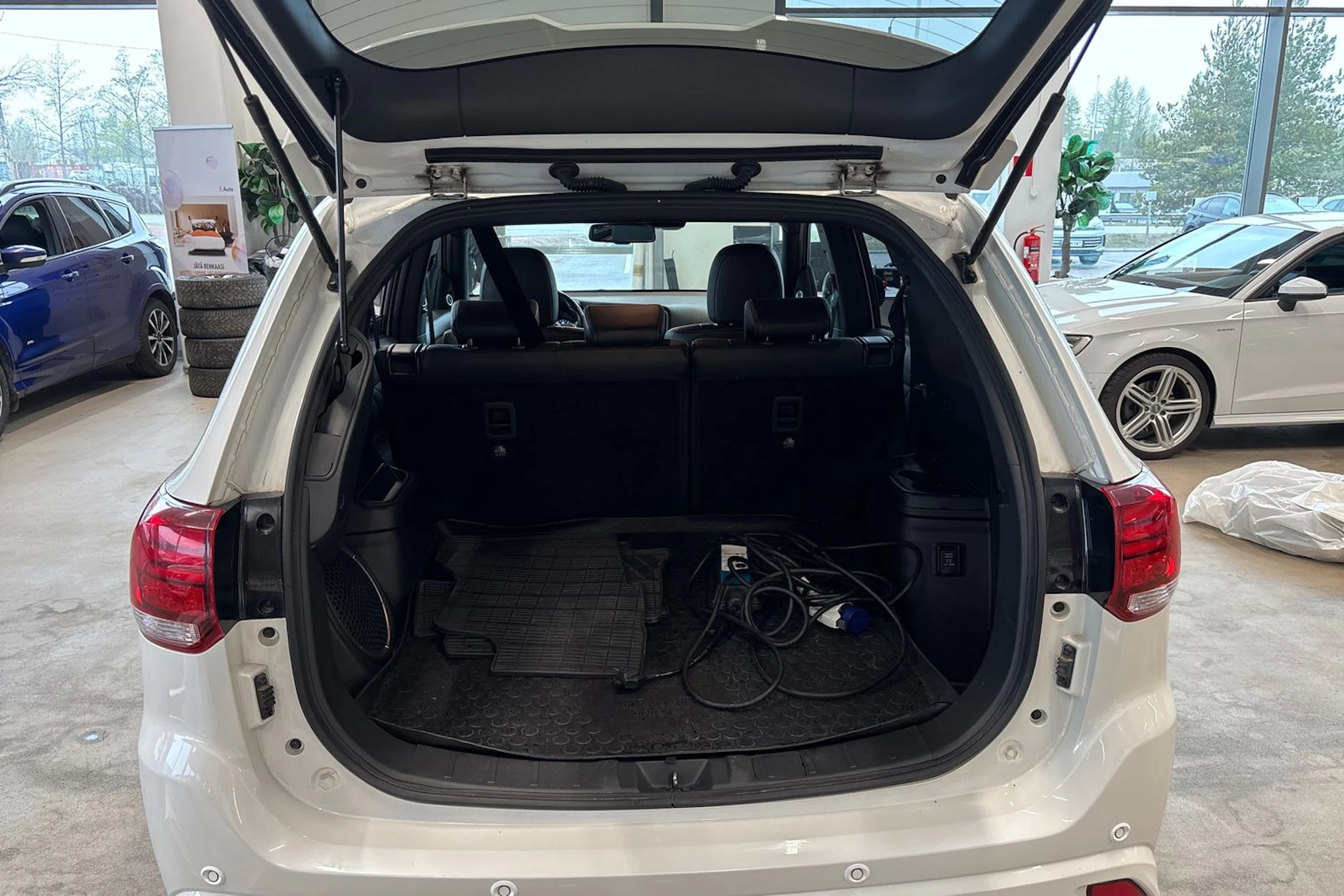 valkoinen Mitsubishi Outlander PHEV 2019 kuva 16.