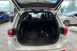 valkoinen Mitsubishi Outlander PHEV 2019 kuva 16.