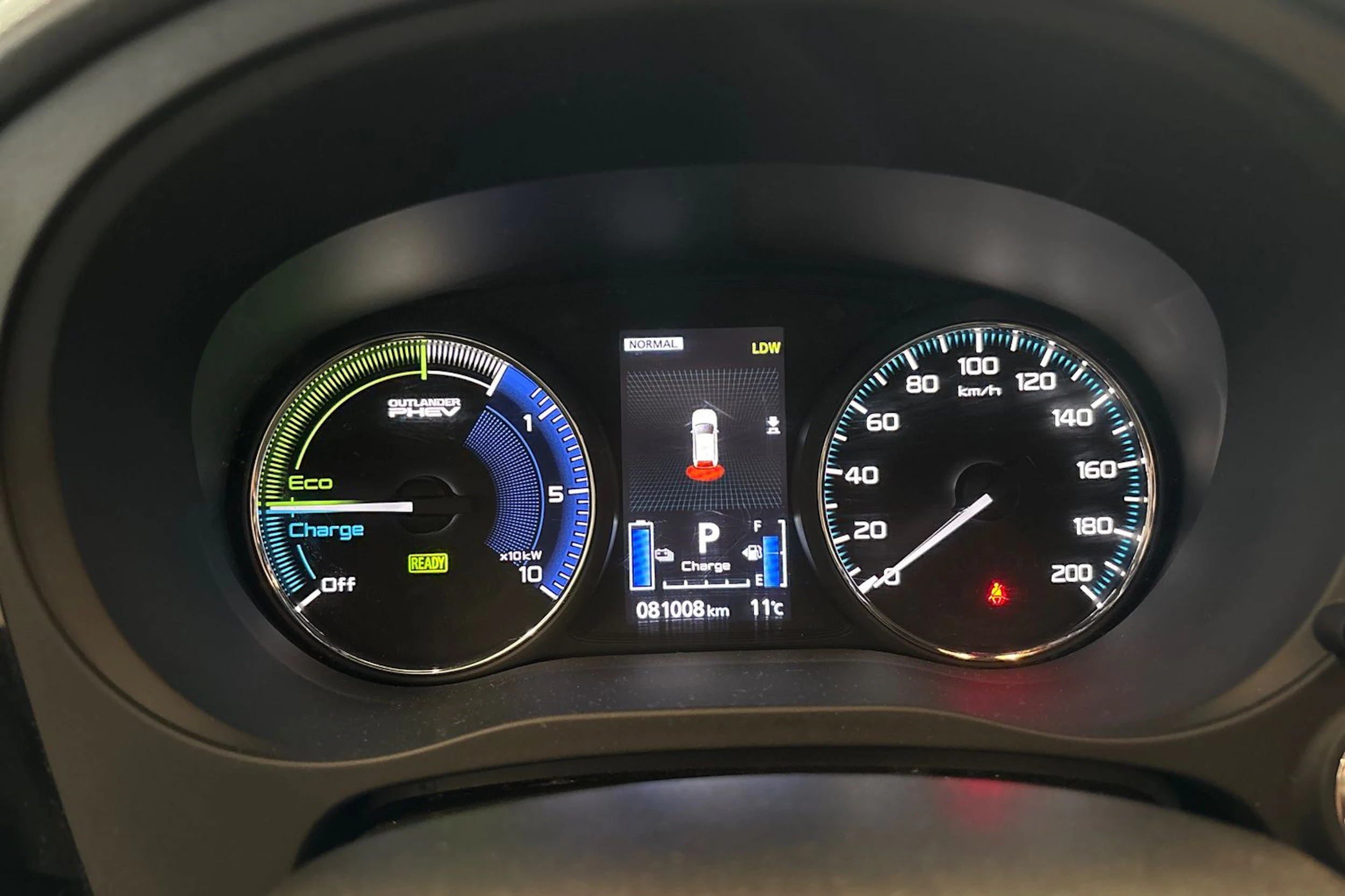 valkoinen Mitsubishi Outlander PHEV 2019 kuva 17.