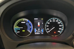 valkoinen Mitsubishi Outlander PHEV 2019 kuva 17.