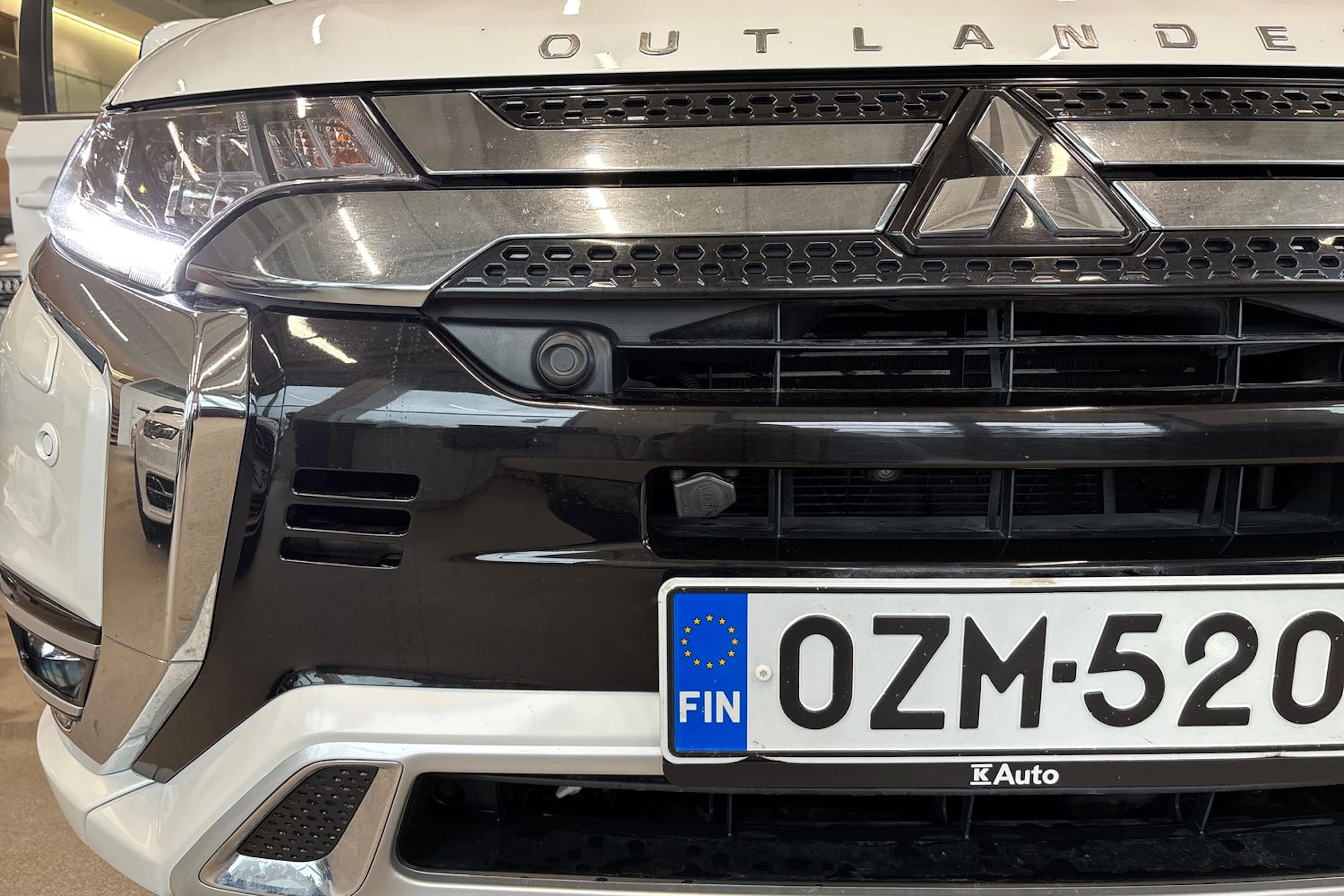 valkoinen Mitsubishi Outlander PHEV 2019 kuva 18.